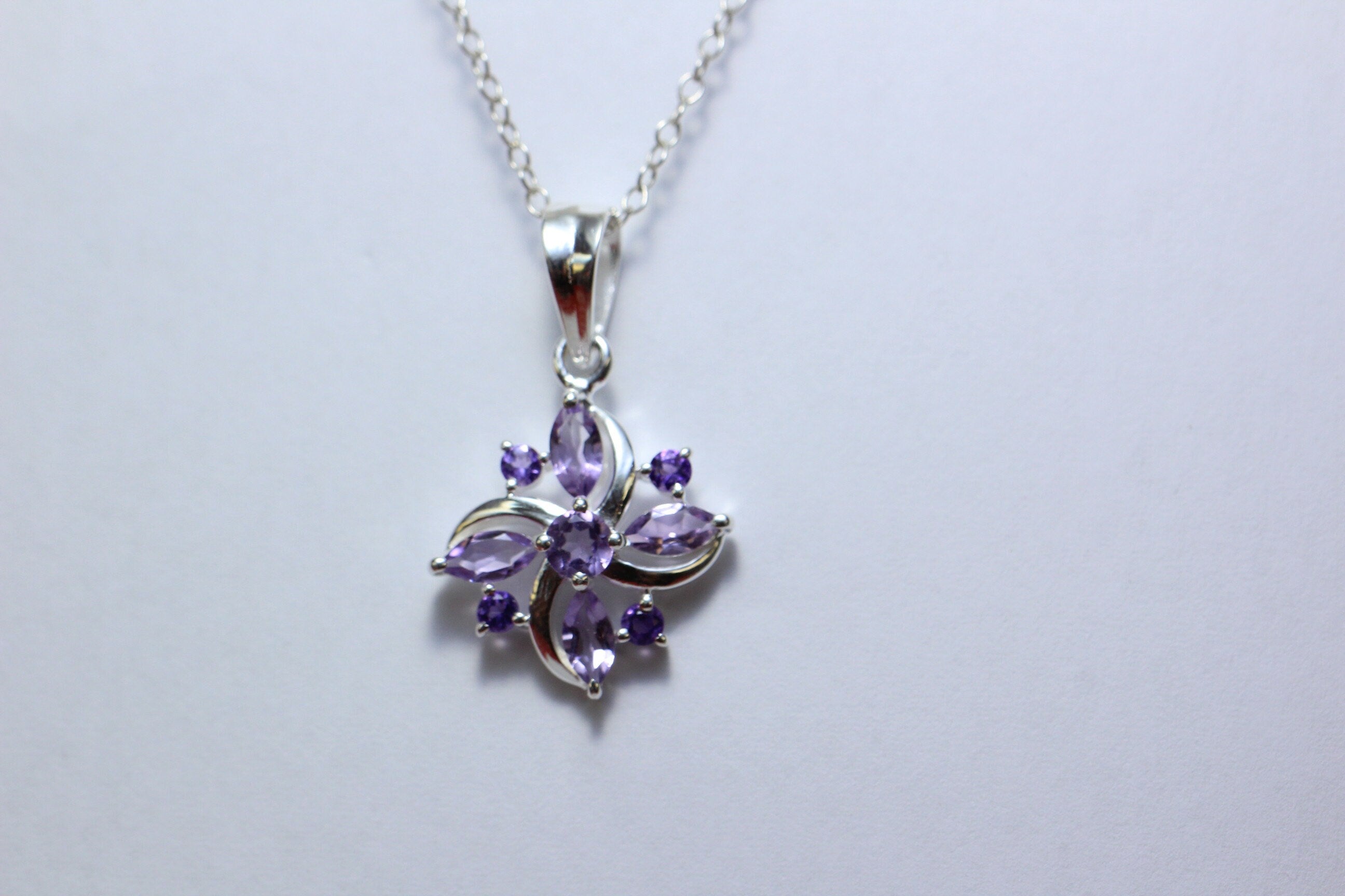 Edler 0,8 Carat Amethyst Anhanger 925 Silber Collier Kette  Anhanger violett