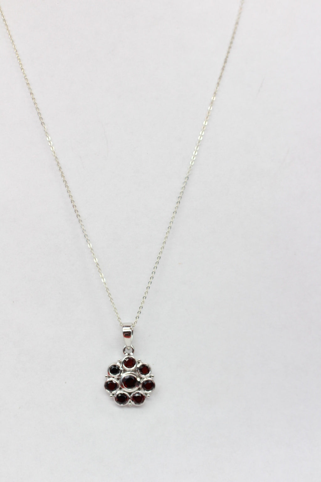Edler 1,65 Carat Granat Blumen Anhanger 925 Silber blutroter Granat Collier Kette