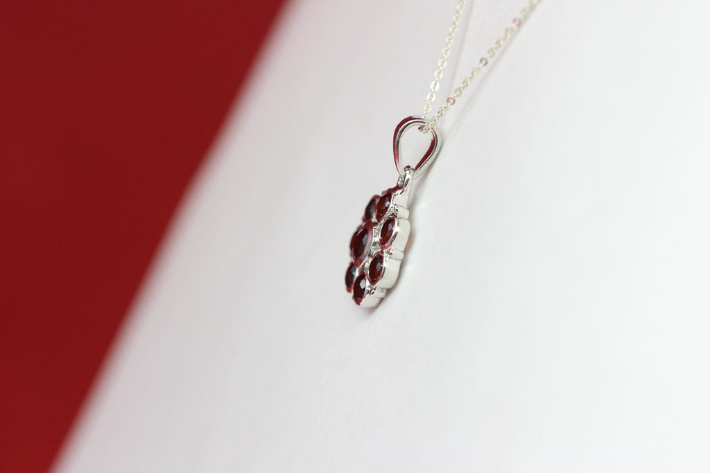 Edler 1,65 Carat Granat Blumen Anhanger 925 Silber blutroter Granat Collier Kette