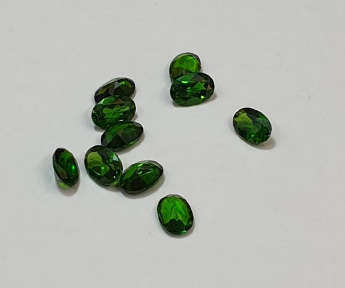 0,49 Carat Chromdiopsid aus Russland Ovalschliff AAA Qualitat 6 x 4 mm