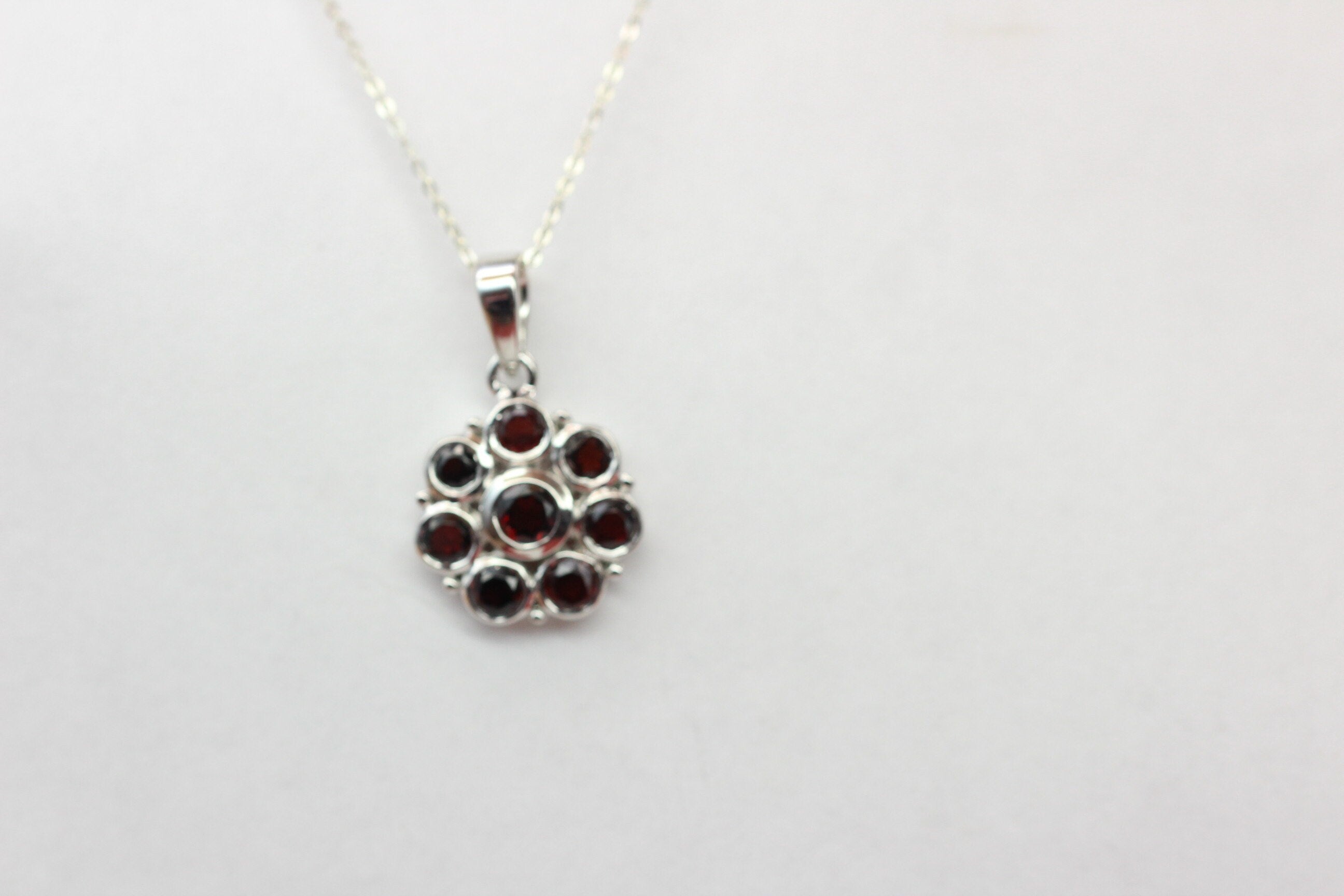 Edler 1,65 Carat Granat Blumen Anhanger 925 Silber blutroter Granat Collier Kette