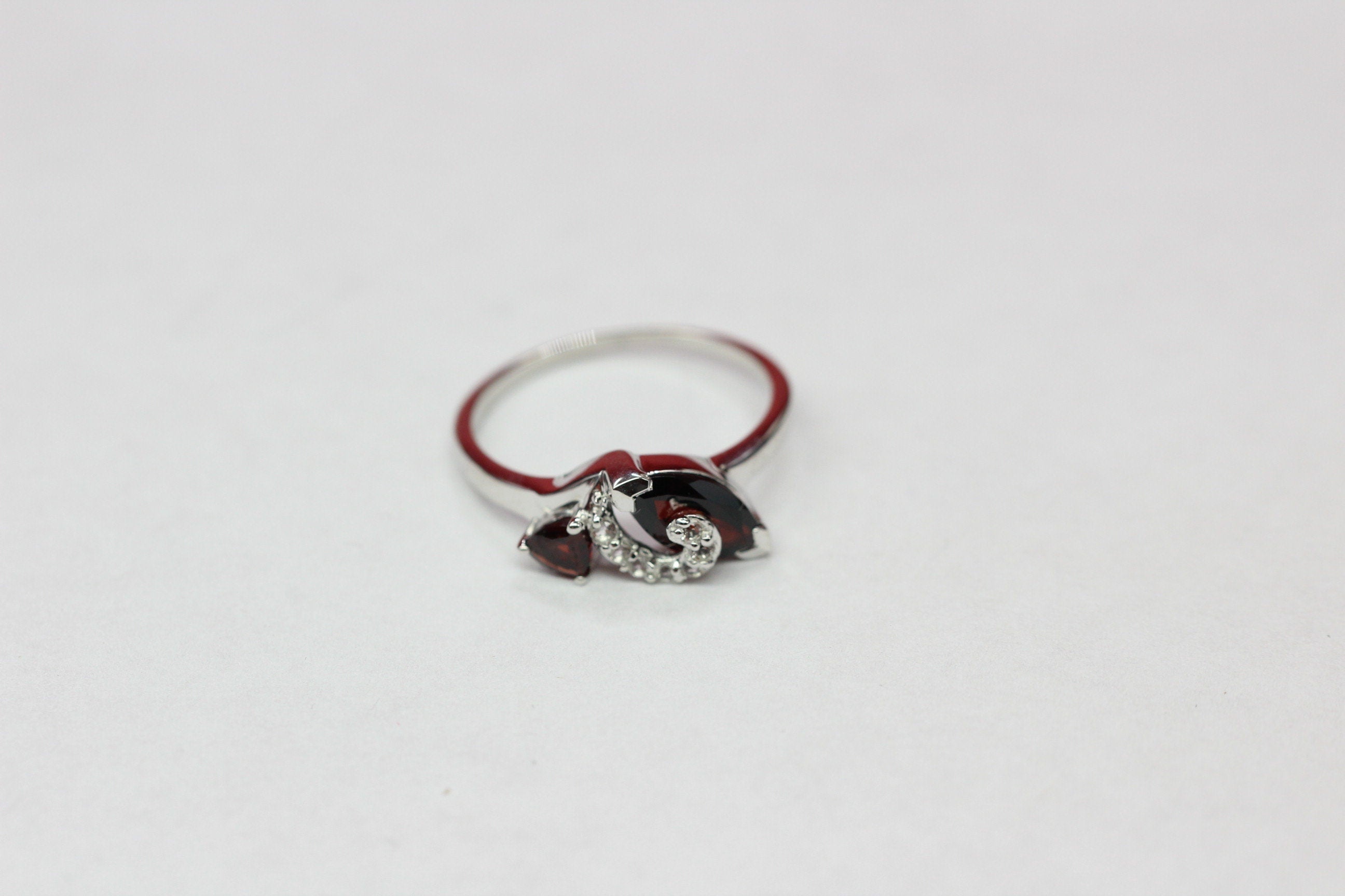Edler ca 2,0 Carat Granat weisstopas Ring 925 Silber blutroter Granat Gr. 8 / 18 / 57