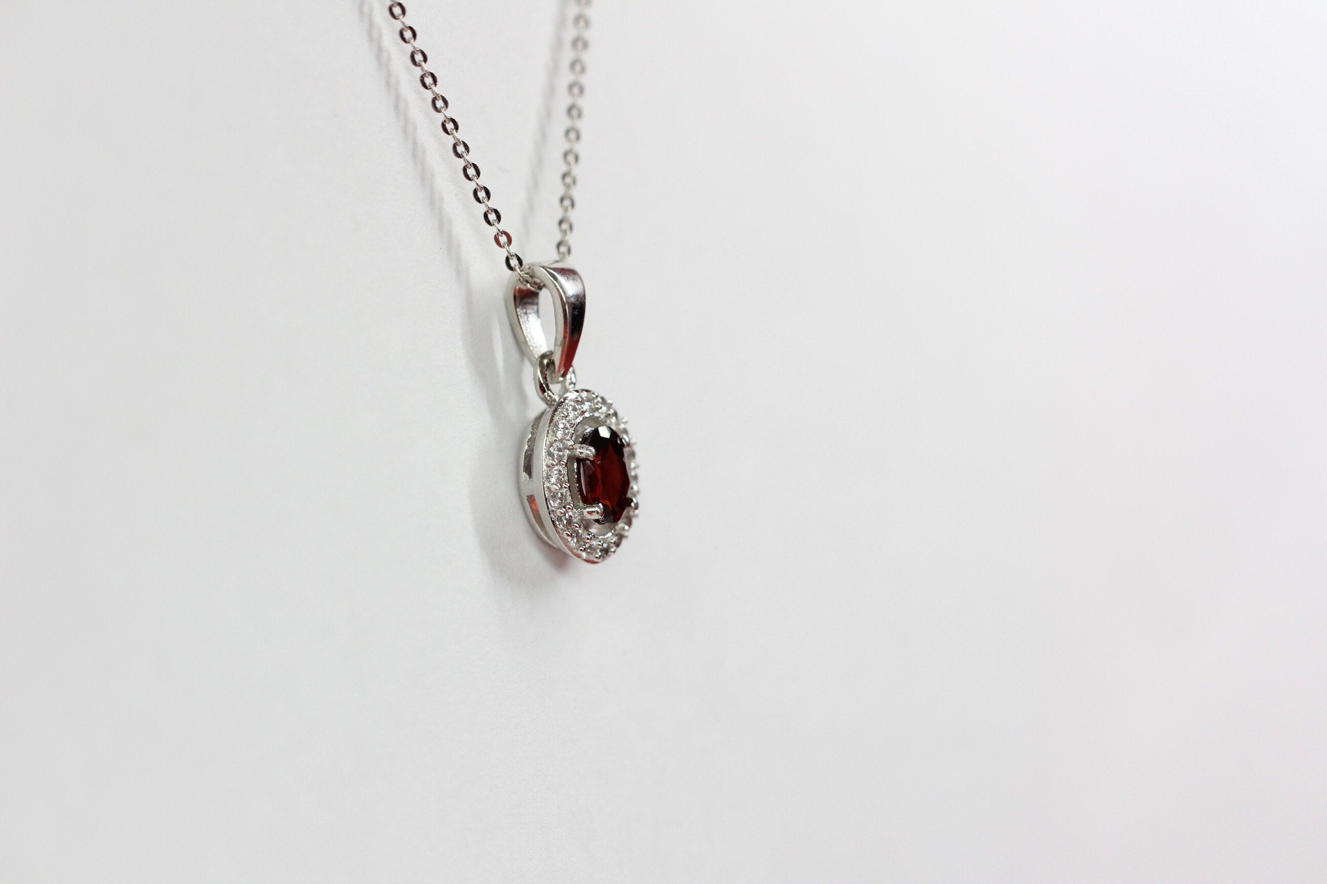 Edler 0,7 Carat Granat Annhanger 925 Silber Collier Kette Blutroter Edelstein
