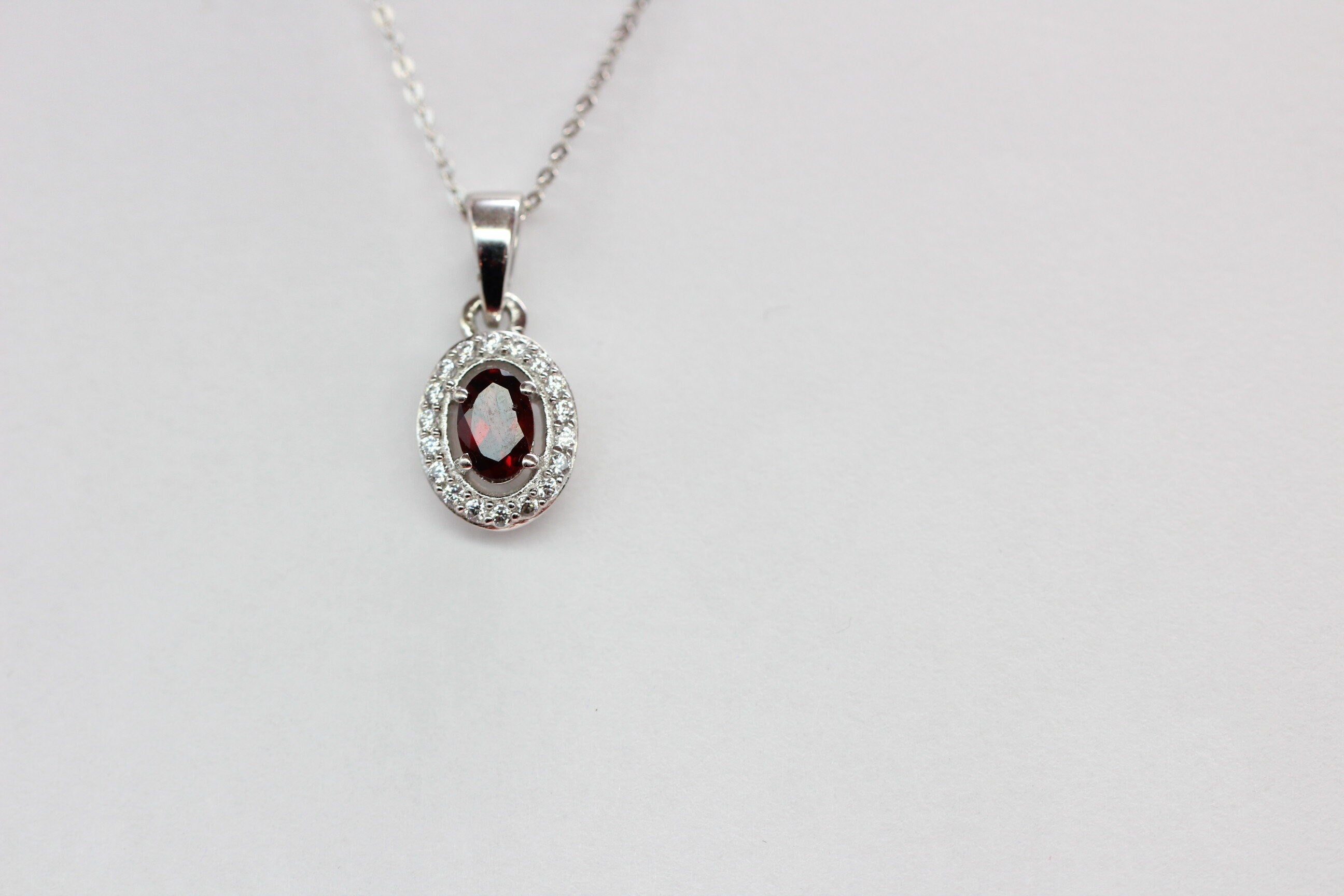 Edler 0,7 Carat Granat Annhanger 925 Silber Collier Kette Blutroter Edelstein