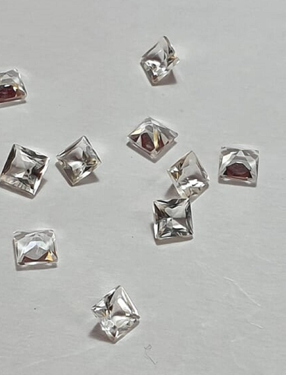 0;45 Carat Weißtopas Edelstein 4 x 4 mm in AAA Qualität  Sammlerstein zum fassen