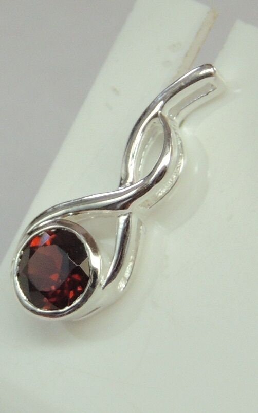 Edle 1,6 Carat leuchtende Granat Ohrstecker Ohrschmuck leuchtender Edelstein