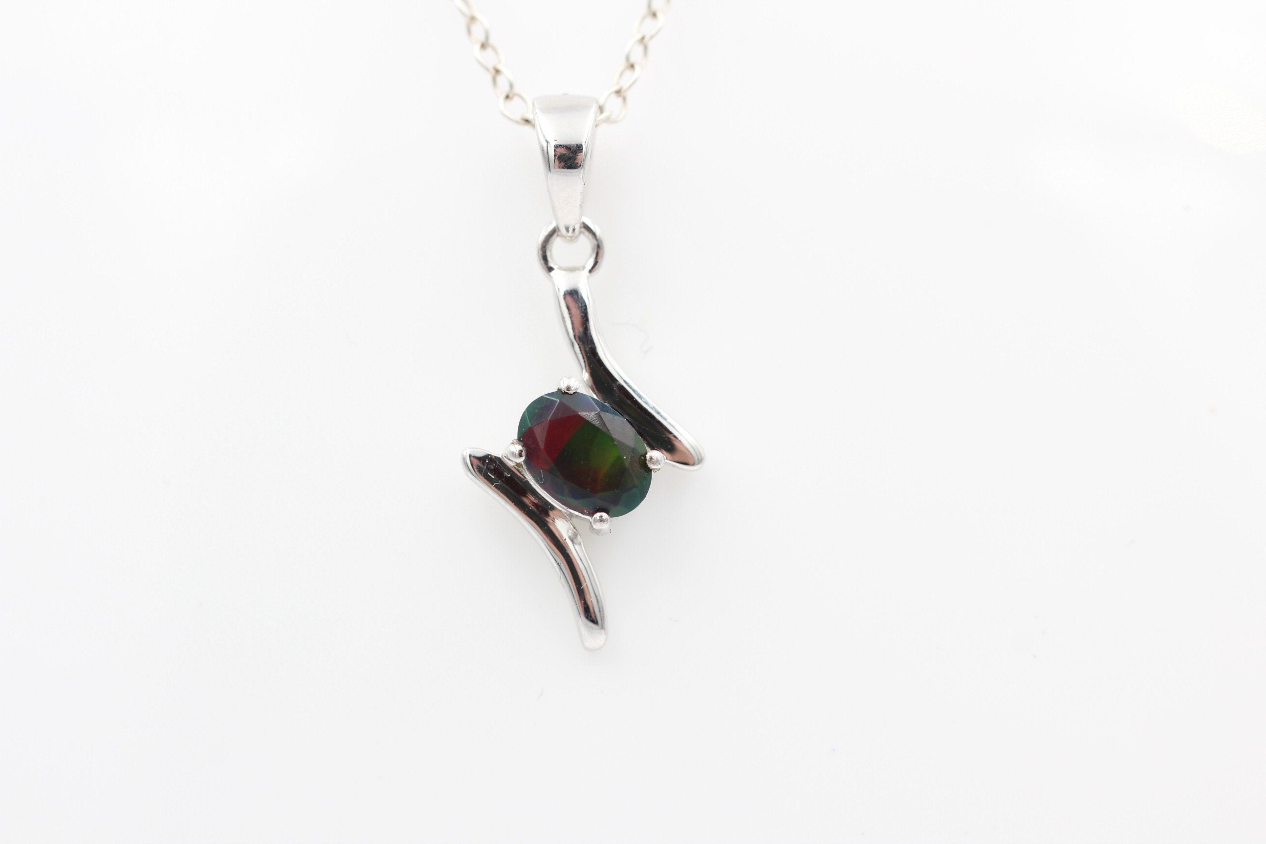 0,72 Carat schwarzer Welo Opal Anhänger 925 Silber Collier Kette aus Afrika