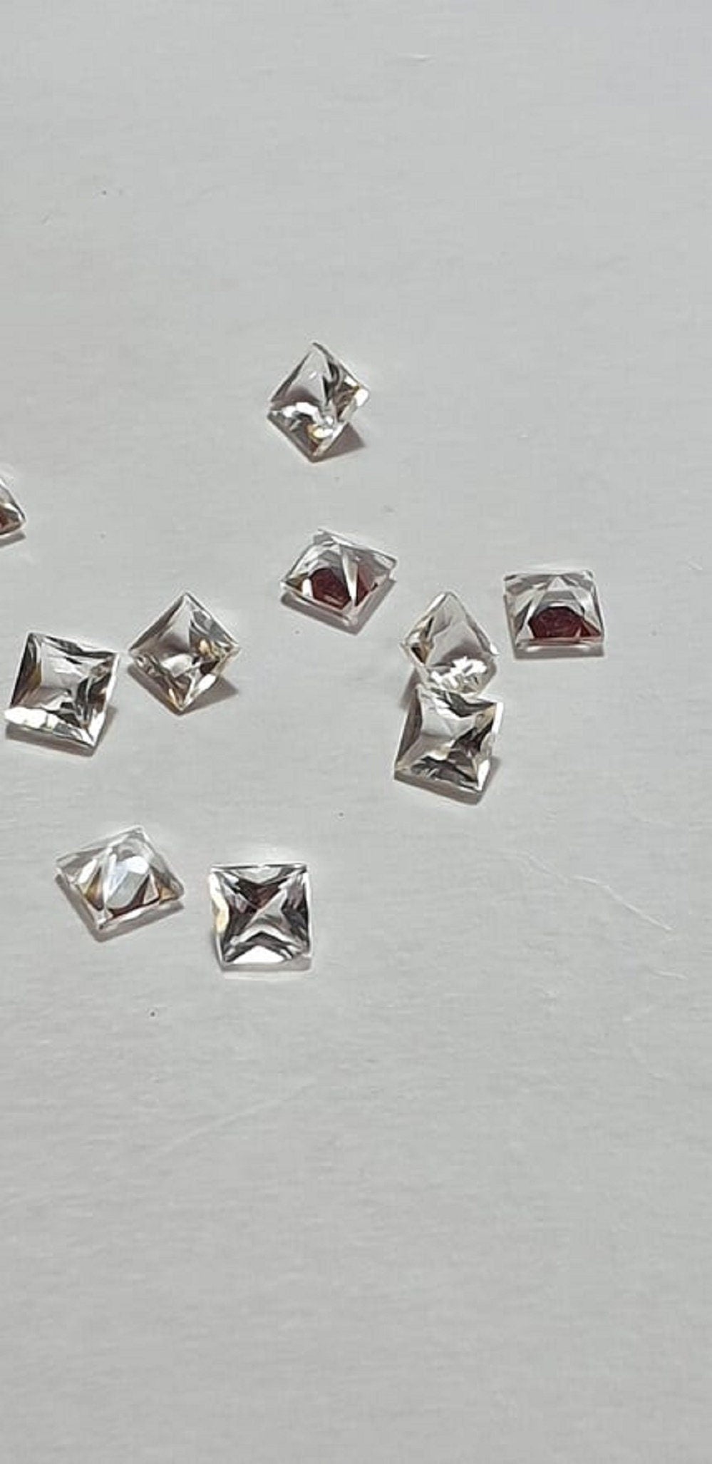 0;45 Carat Weißtopas Edelstein 4 x 4 mm in AAA Qualität  Sammlerstein zum fassen