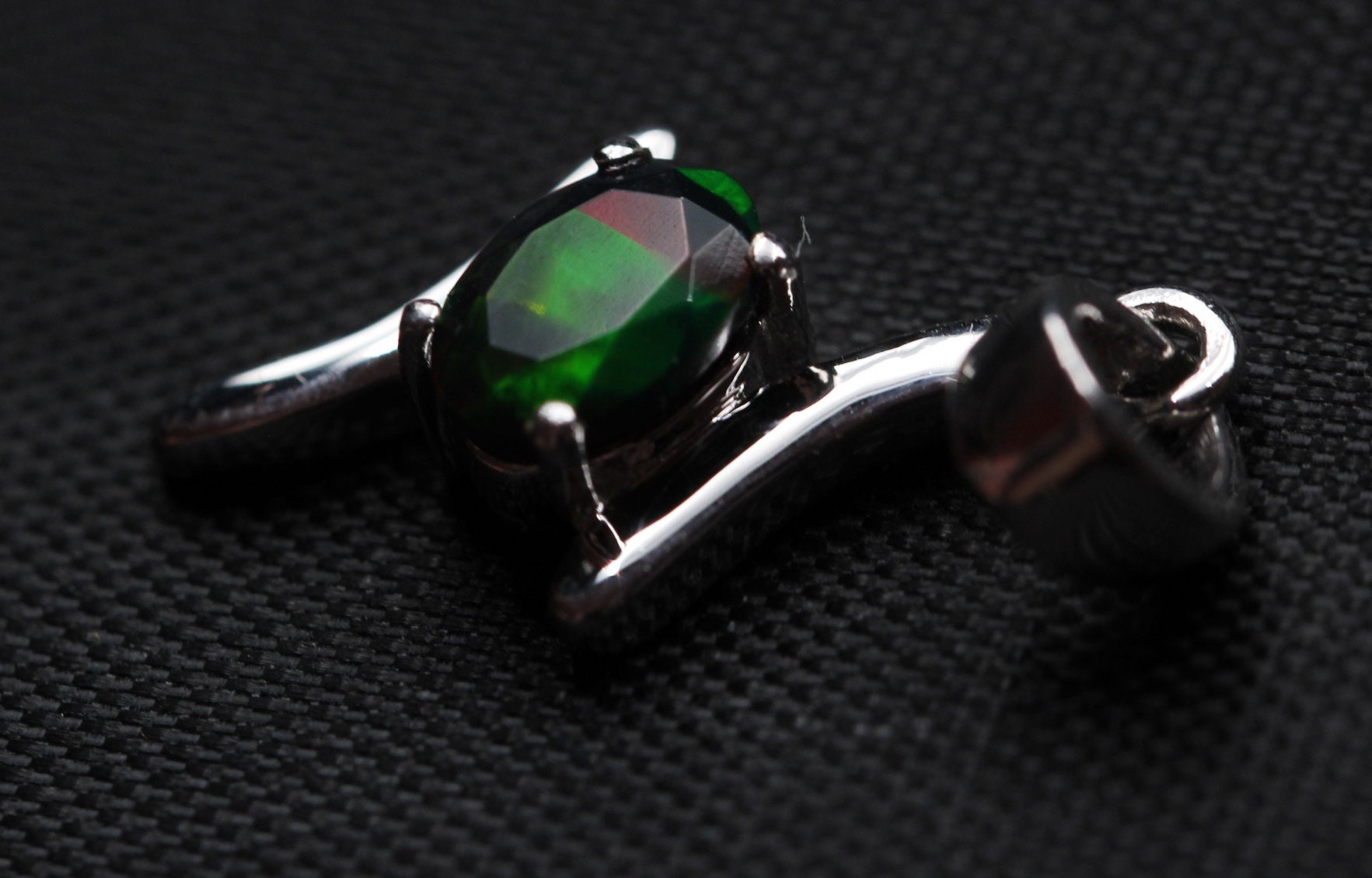 0,72 Carat schwarzer Welo Opal Anhänger 925 Silber Collier Kette aus Afrika