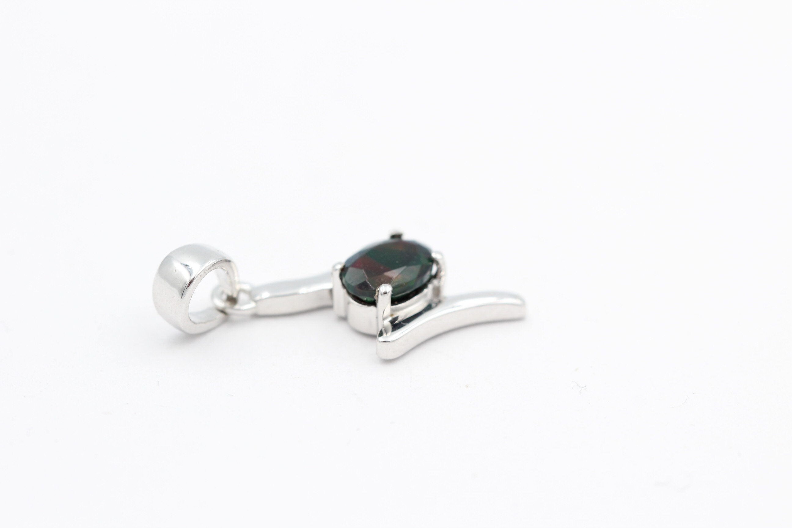 0,72 Carat schwarzer Welo Opal Anhänger 925 Silber Collier Kette aus Afrika