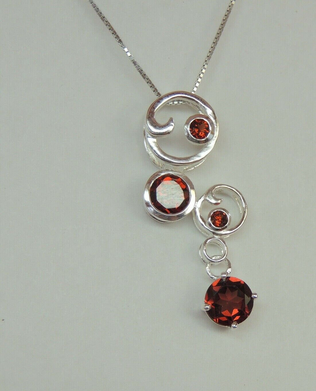 Edler 2,2 Carat Granat Anhanger 925 Silber Collier Kette blutroder Granat