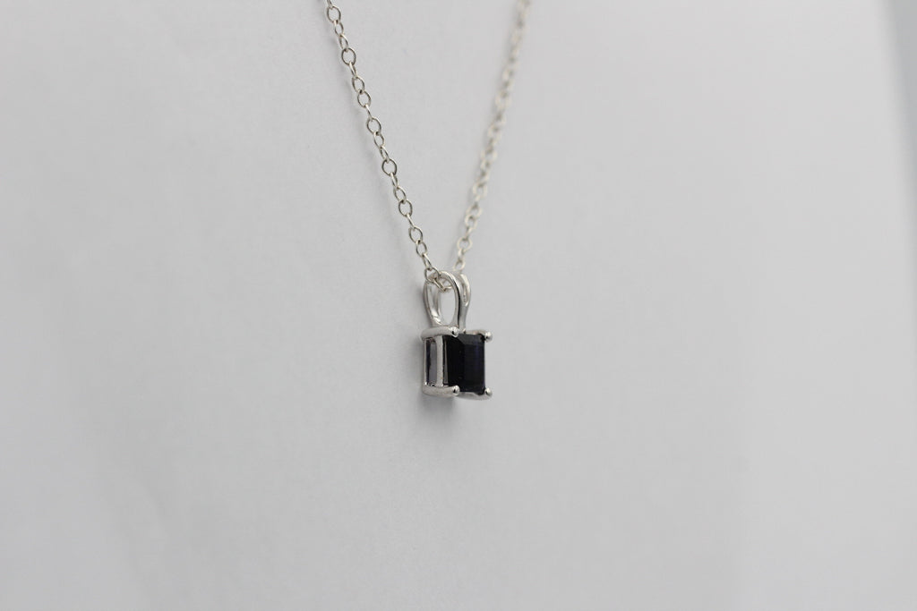 1;0 Carat Iolith Anhänger 925 Silber Collier Kette Wassersaphir Luchssaphir