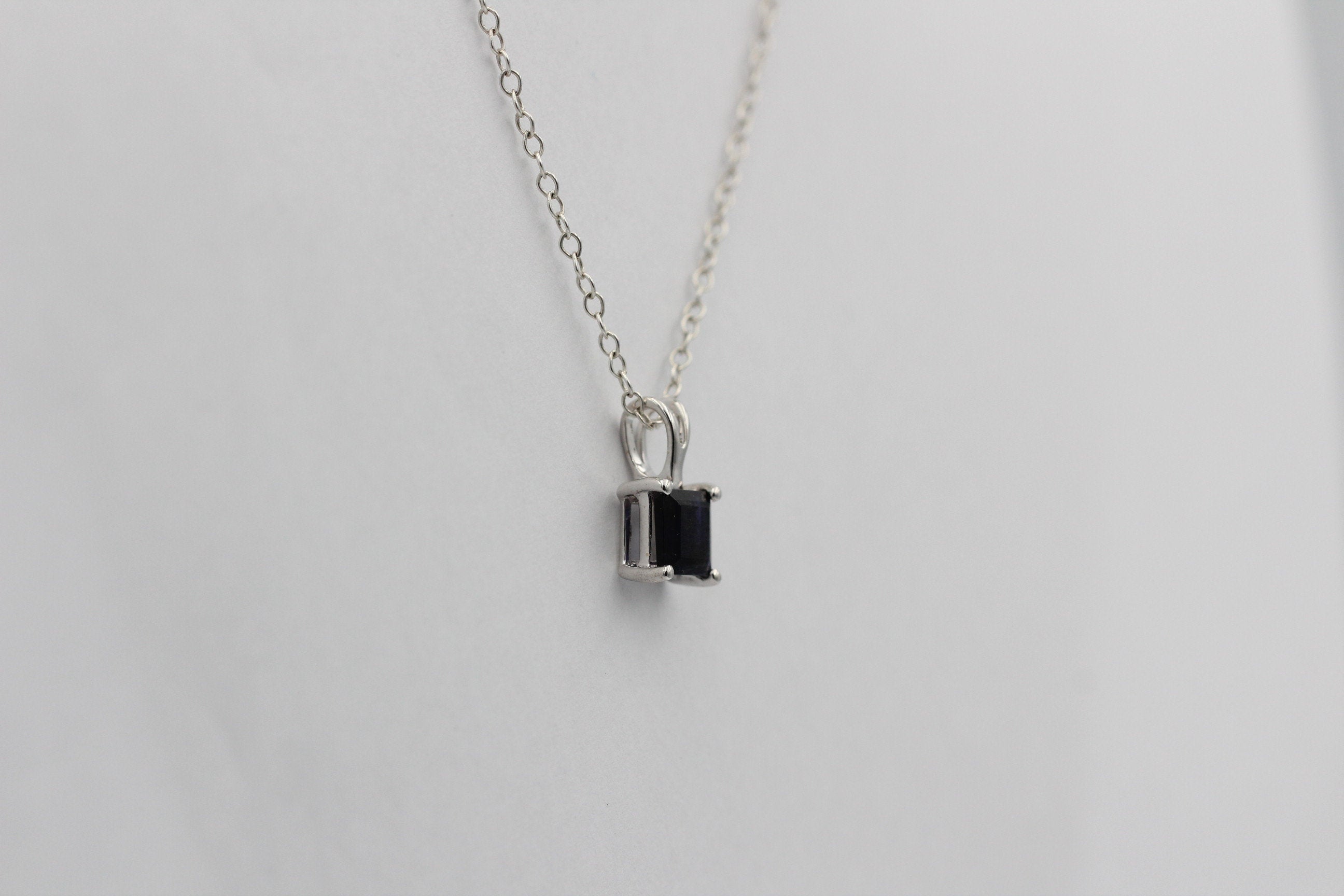 1;0 Carat Iolith Anhänger 925 Silber Collier Kette Wassersaphir Luchssaphir