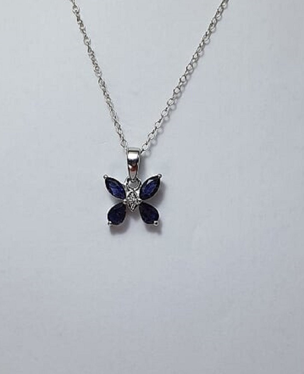 1,42 Carat Iolith Schmetterlings Anhanger 925 Silber Collier Kette weisstopas