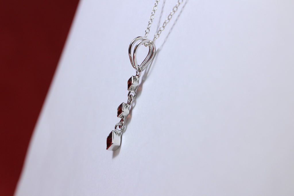 Edler 0,69 Carat Granat Anhanger 925 Silber Collier Kette blutroter Edelstein