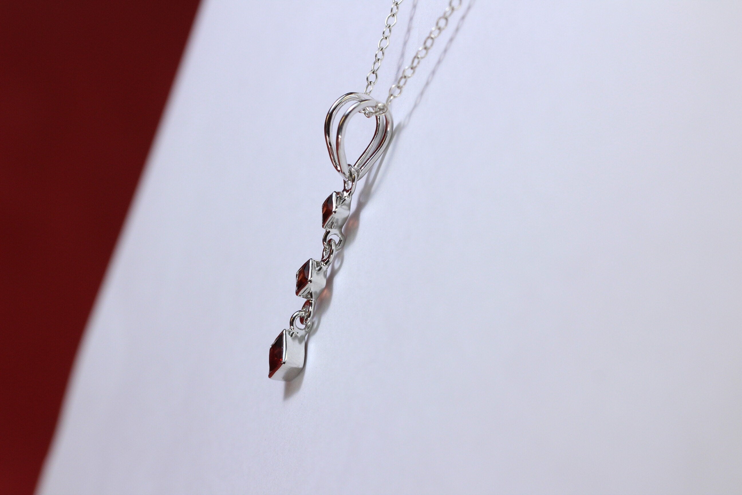 Edler 0,69 Carat Granat Anhanger 925 Silber Collier Kette blutroter Edelstein