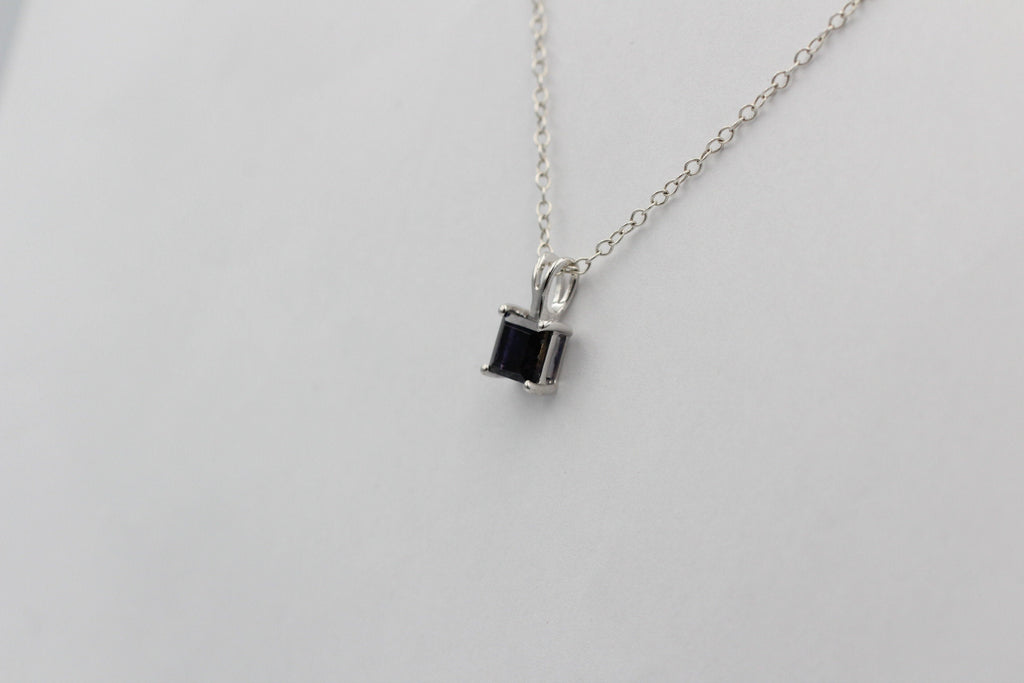 1;0 Carat Iolith Anhänger 925 Silber Collier Kette Wassersaphir Luchssaphir