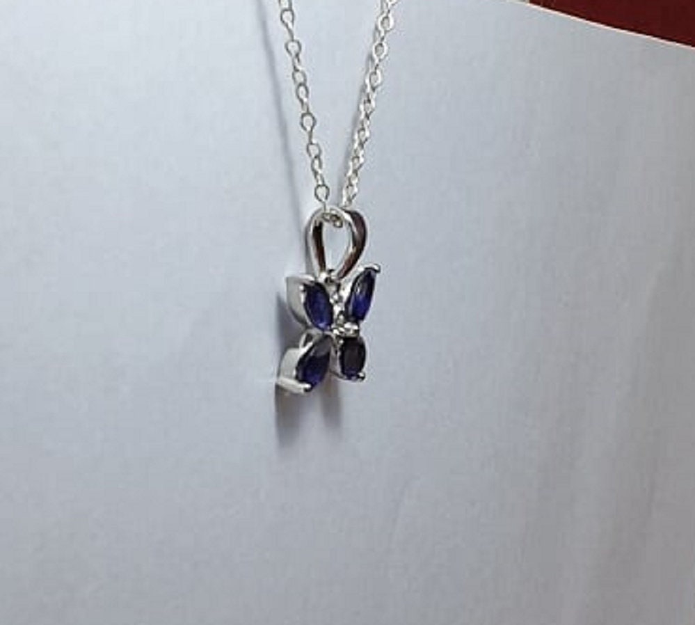 1,42 Carat Iolith Schmetterlings Anhanger 925 Silber Collier Kette weisstopas