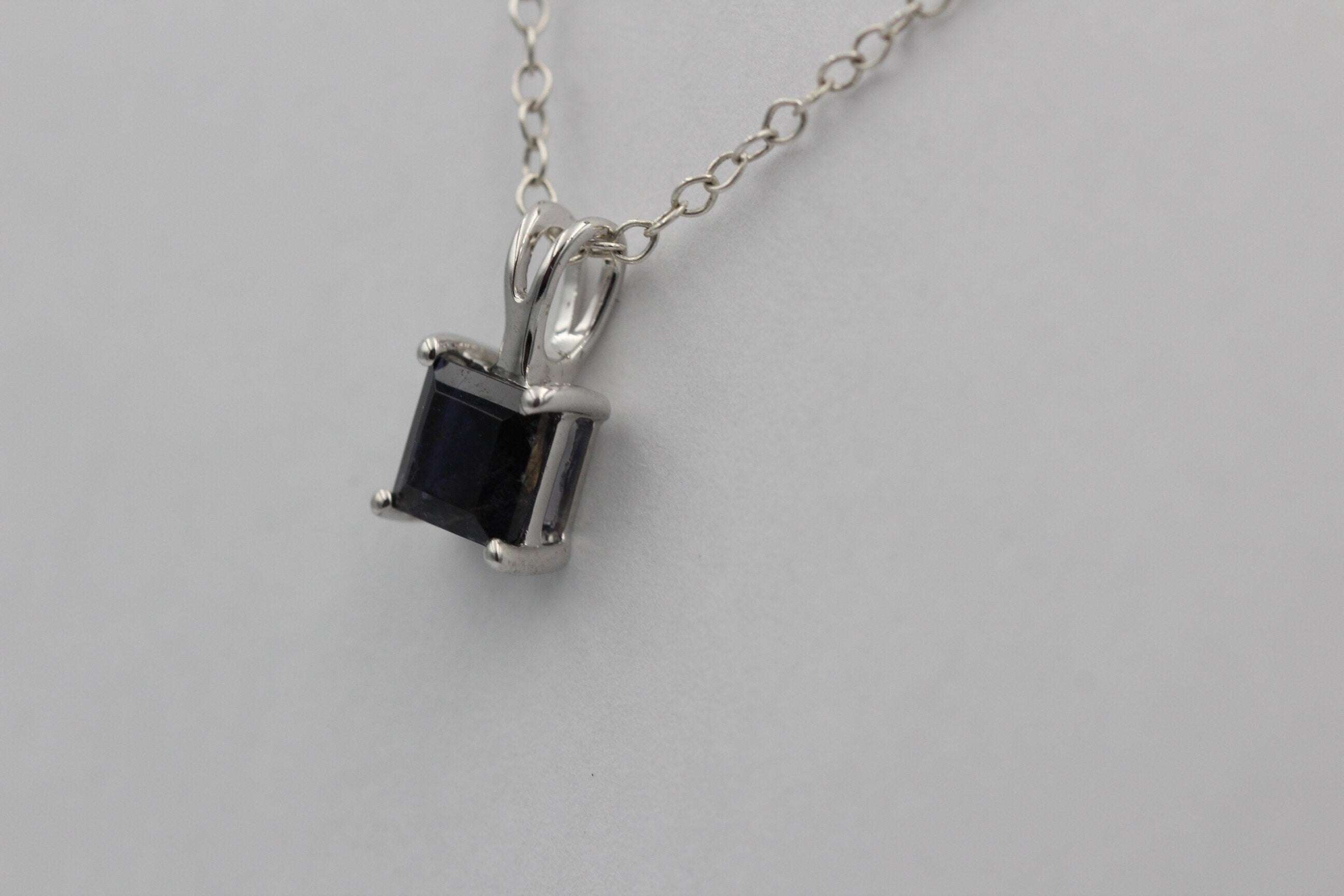 1;0 Carat Iolith Anhänger 925 Silber Collier Kette Wassersaphir Luchssaphir