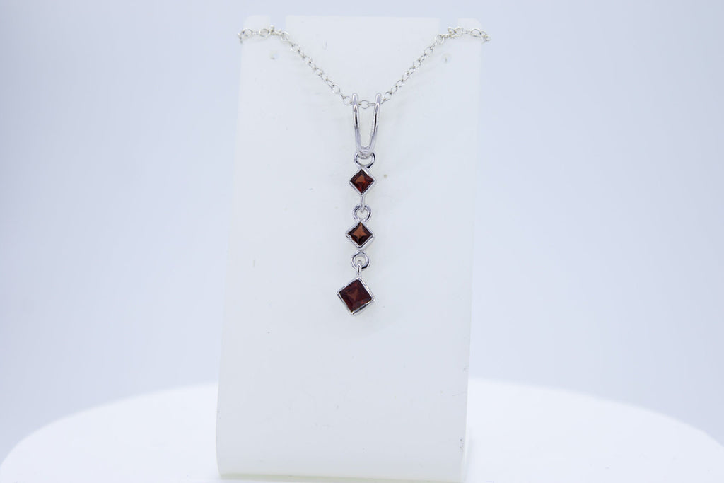 Edler 0,69 Carat Granat Anhanger 925 Silber Collier Kette blutroter Edelstein