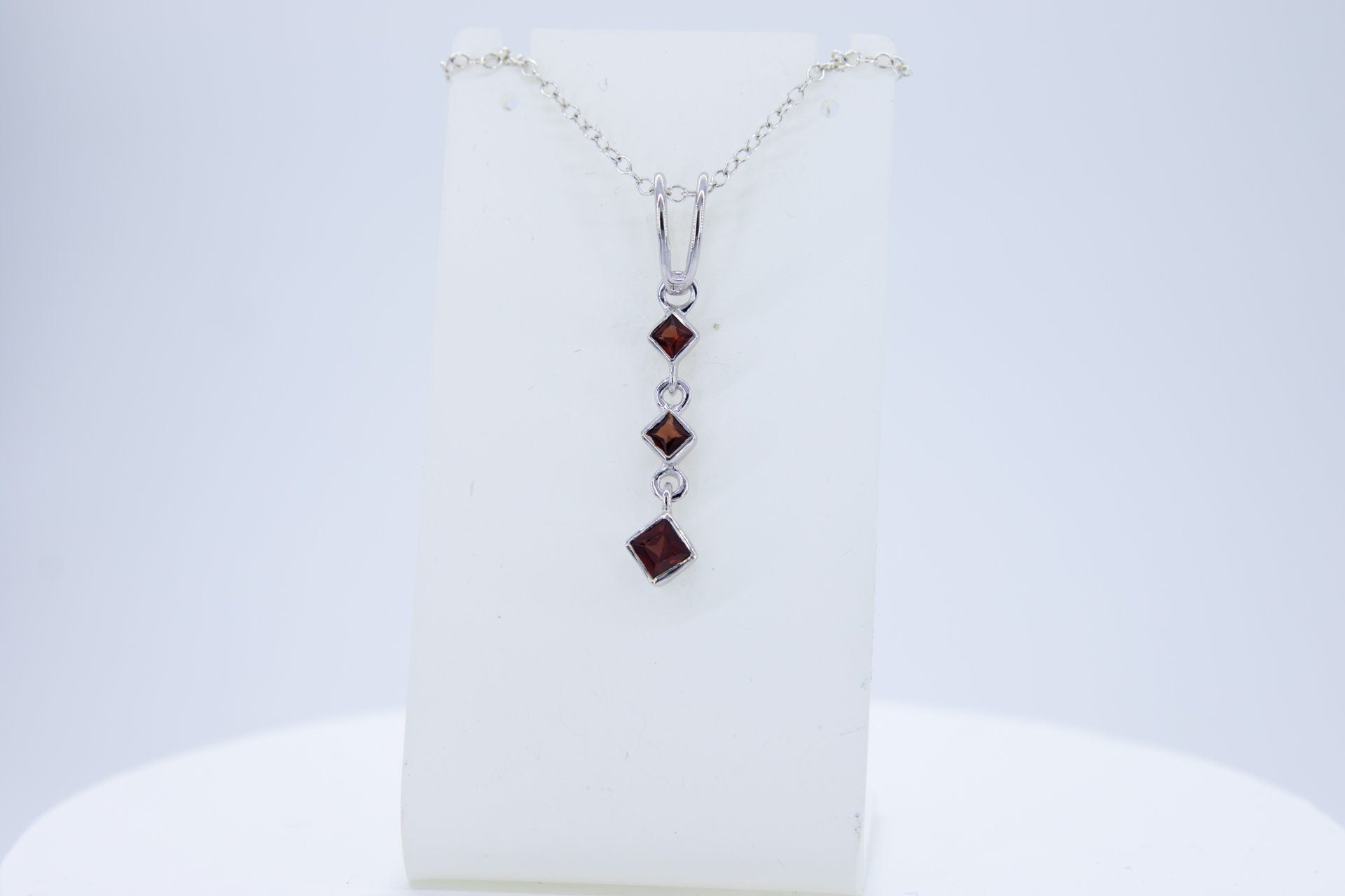 Edler 0,69 Carat Granat Anhanger 925 Silber Collier Kette blutroter Edelstein