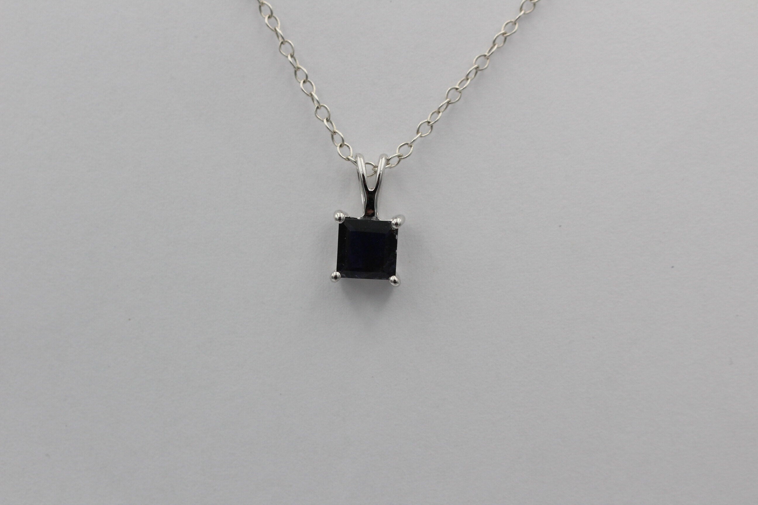 1;0 Carat Iolith Anhänger 925 Silber Collier Kette Wassersaphir Luchssaphir
