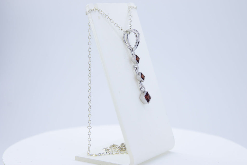 Edler 0,69 Carat Granat Anhanger 925 Silber Collier Kette blutroter Edelstein
