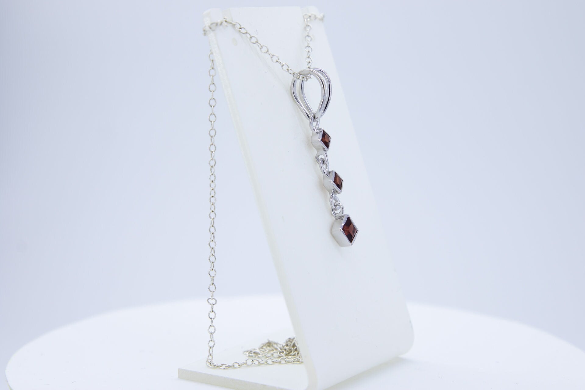 Edler 0,69 Carat Granat Anhanger 925 Silber Collier Kette blutroter Edelstein