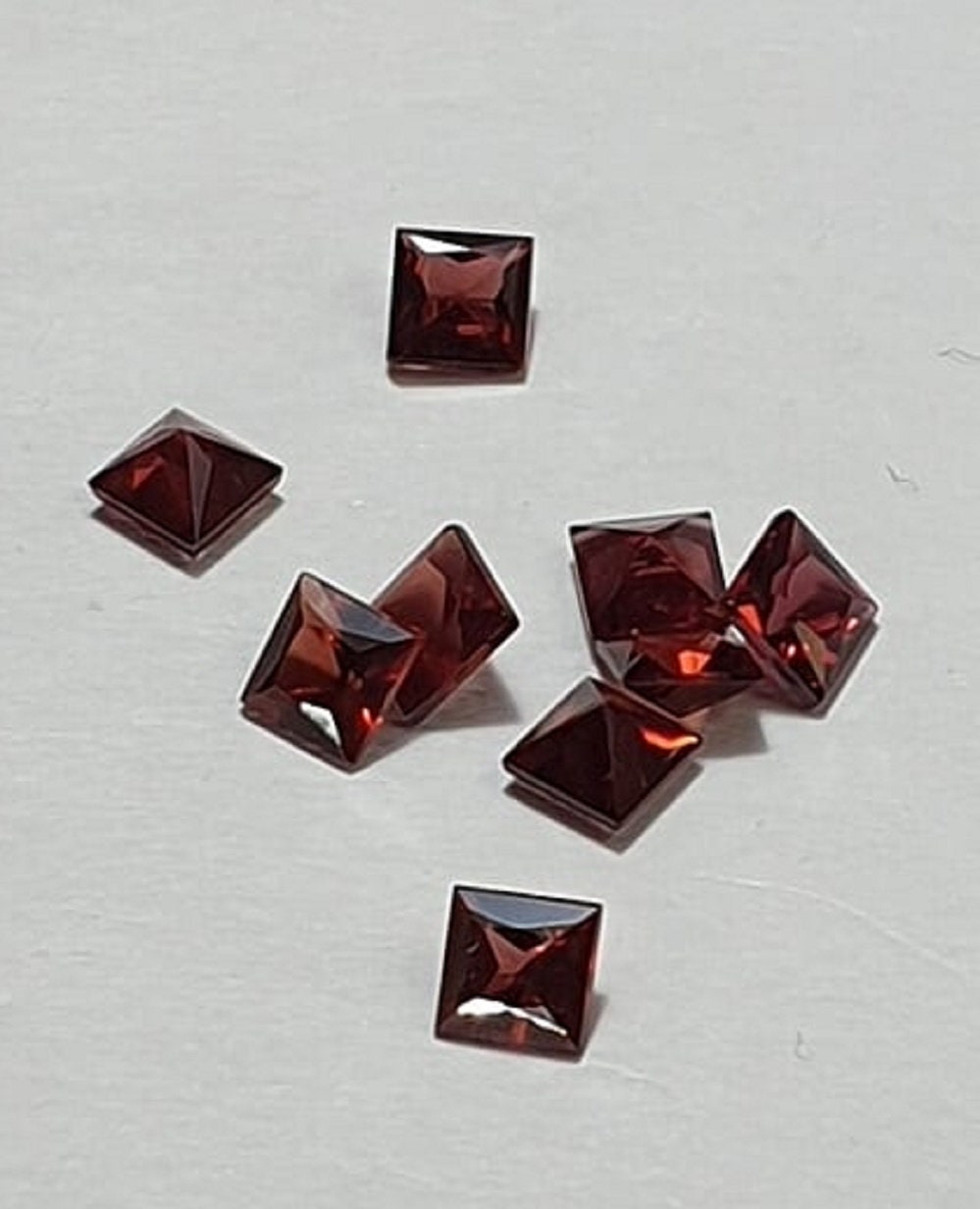 0,44 Carat Granat Edelstein in Squareschliff 4 x 4 mm in AAA Qualitat