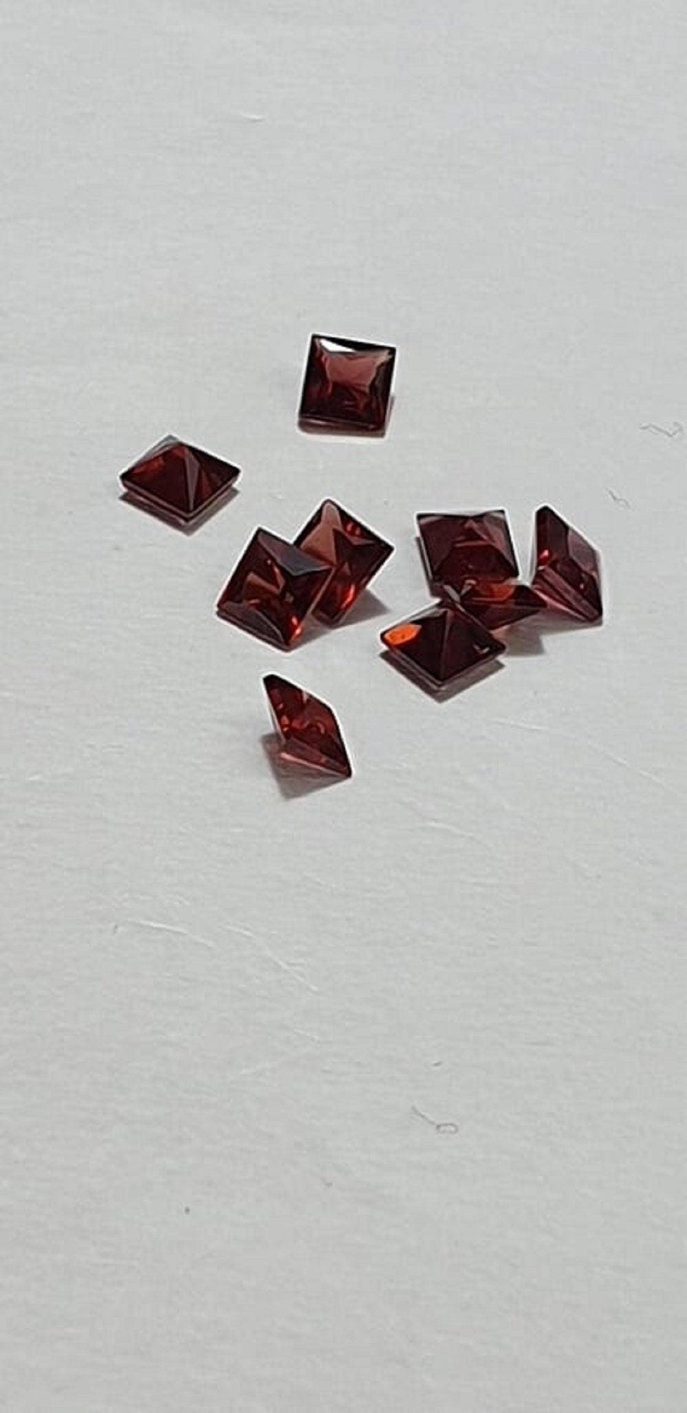 0,44 Carat Granat Edelstein in Squareschliff 4 x 4 mm in AAA Qualitat