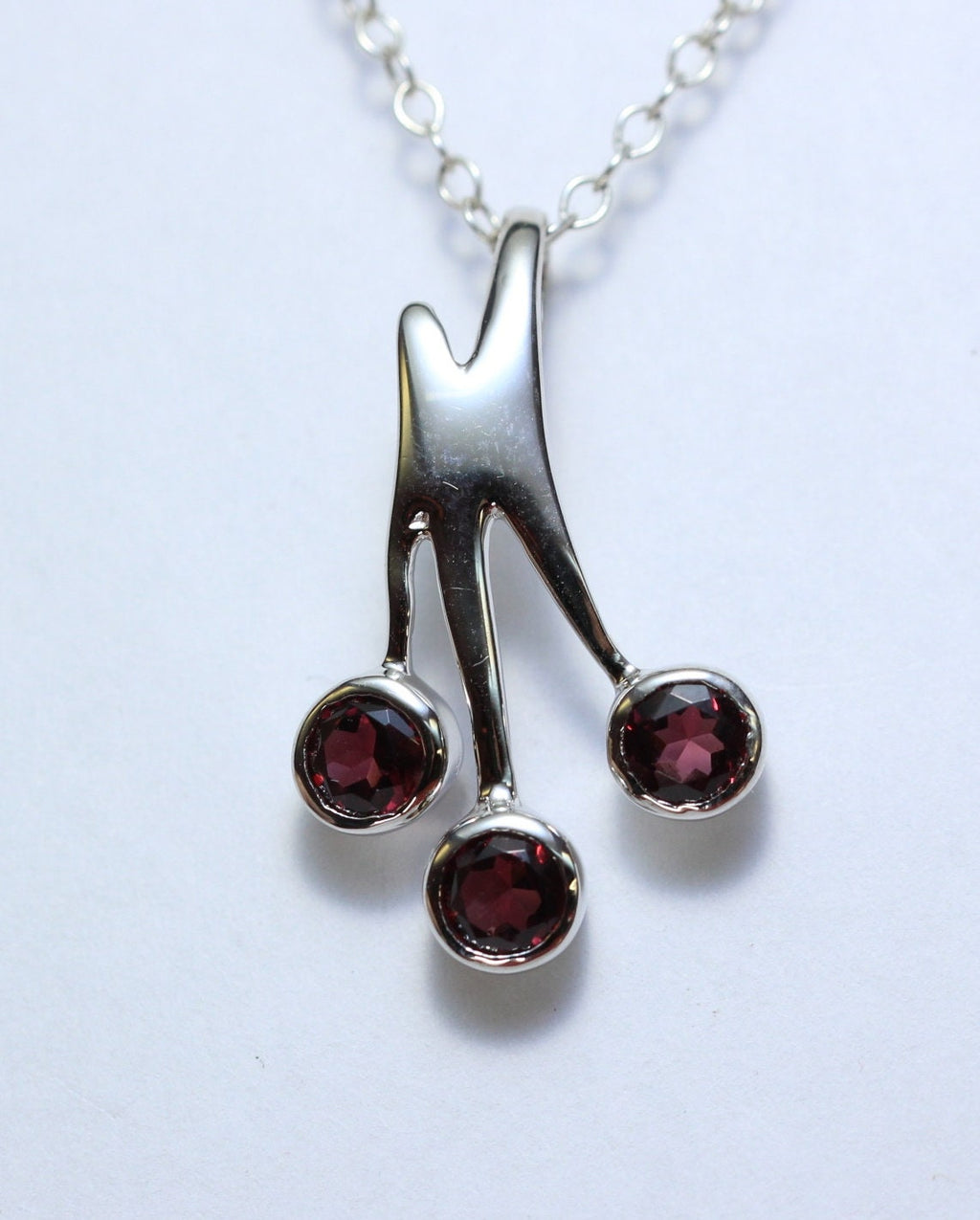 0,9 Carrat Granat Design Anhanger 925 Silber Collier Kette blutroter Edelstein