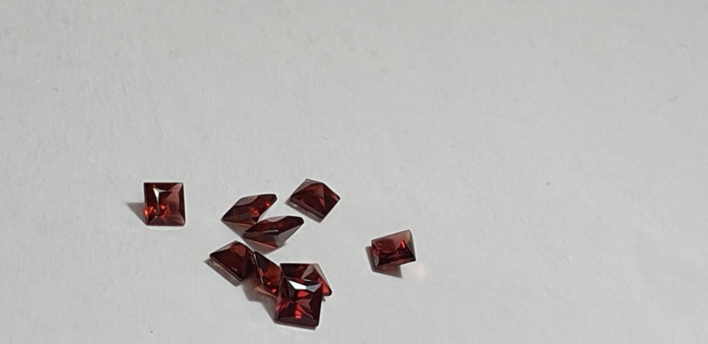 0,44 Carat Granat Edelstein in Squareschliff 4 x 4 mm in AAA Qualitat