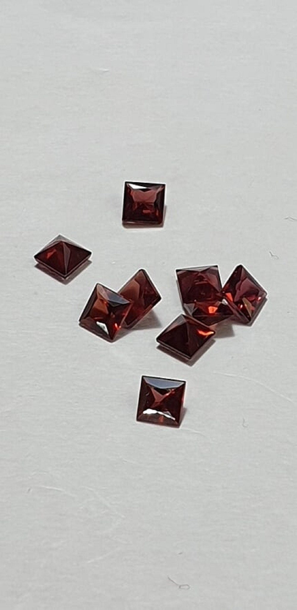 0,44 Carat Granat Edelstein in Squareschliff 4 x 4 mm in AAA Qualitat