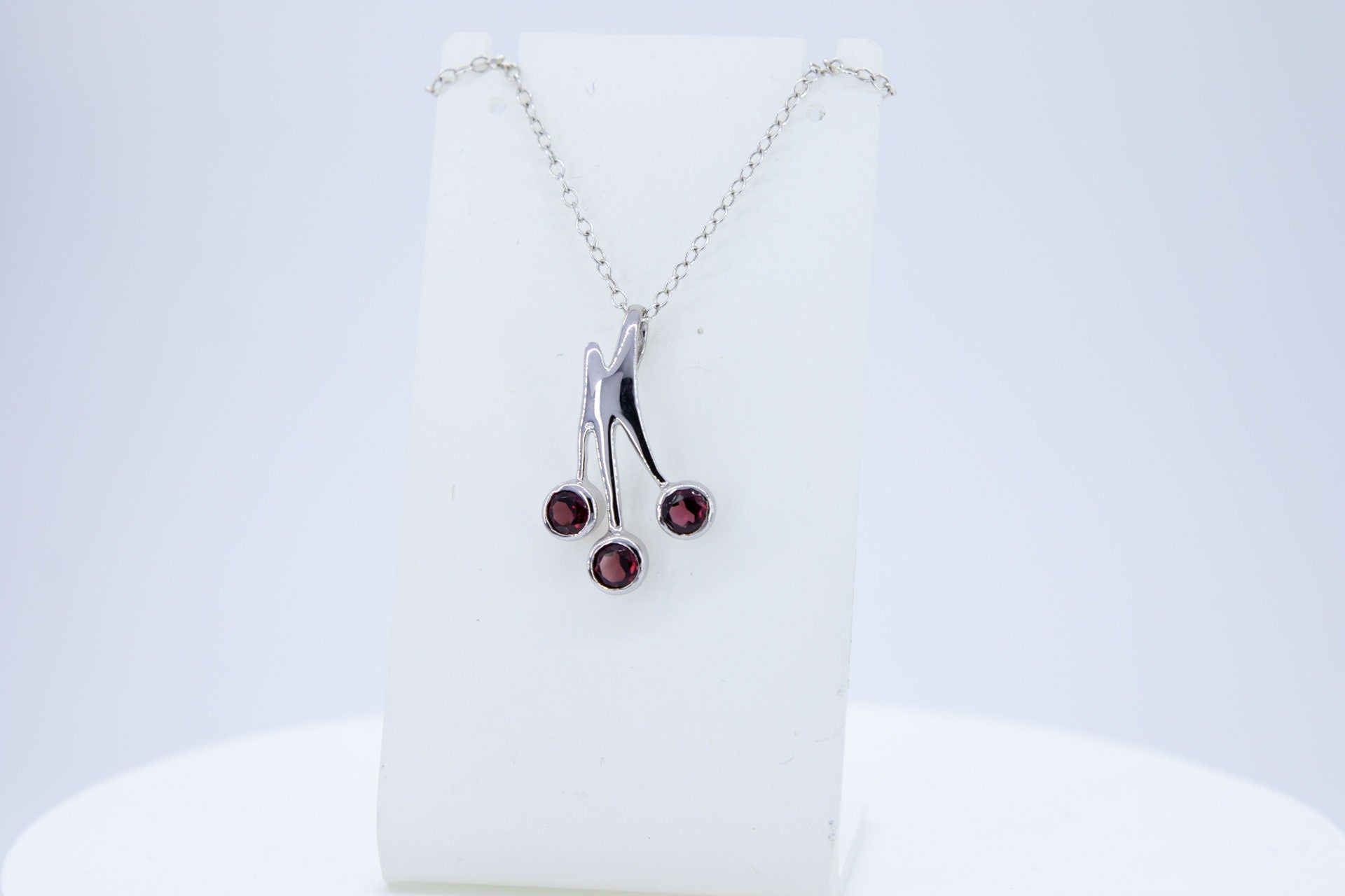 0,9 Carrat Granat Design Anhanger 925 Silber Collier Kette blutroter Edelstein