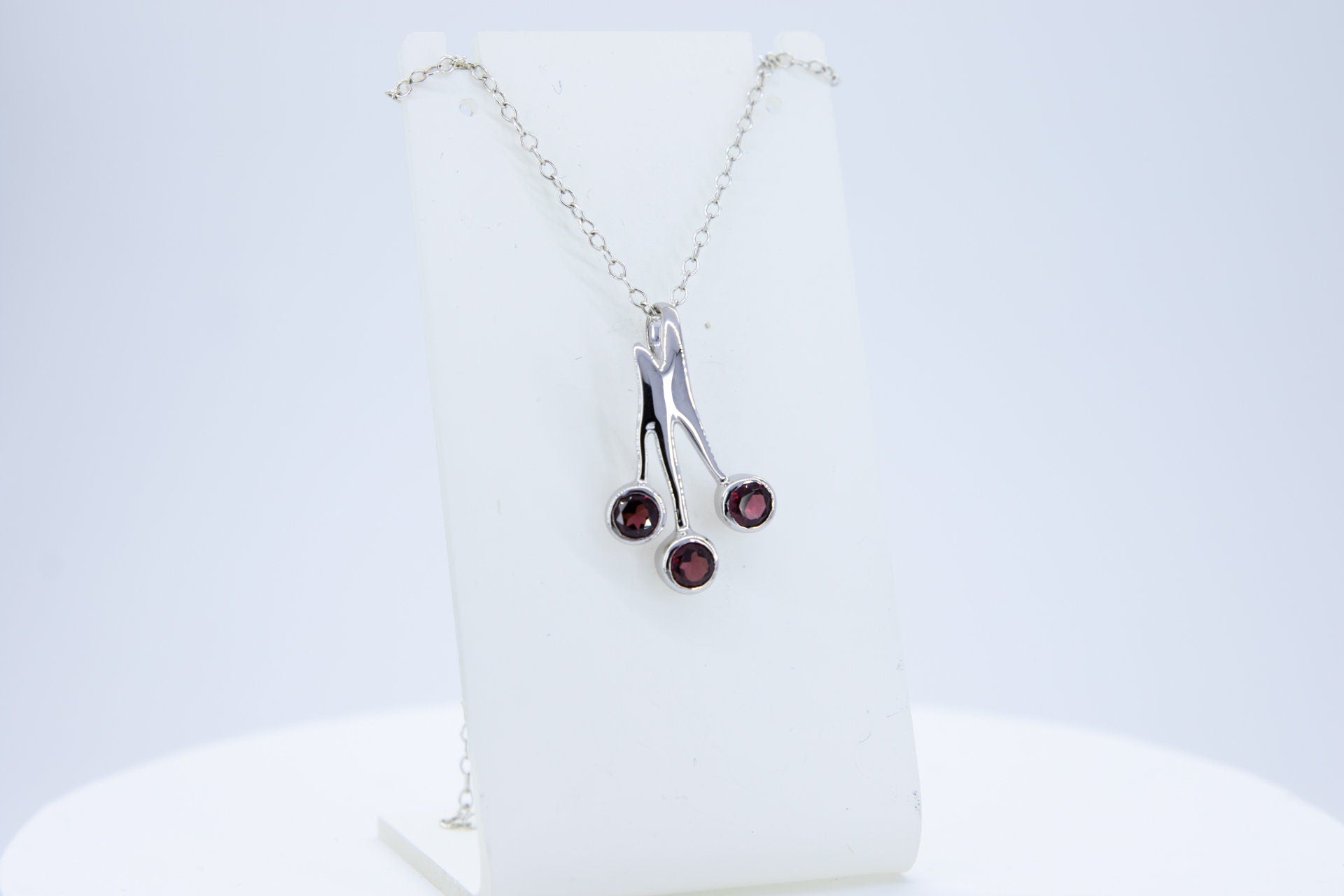 0,9 Carrat Granat Design Anhanger 925 Silber Collier Kette blutroter Edelstein