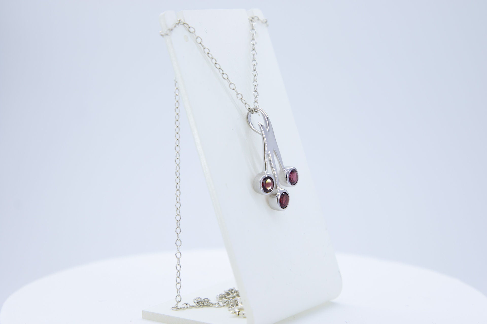 0,9 Carrat Granat Design Anhanger 925 Silber Collier Kette blutroter Edelstein