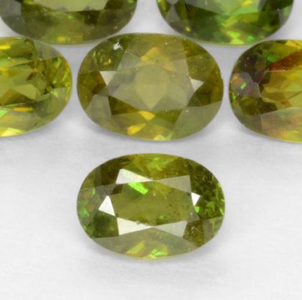 0,42 Carat sehr seltener grüner Sphen VS - SI Qualitat aus Sri Lanka Ovalschliff