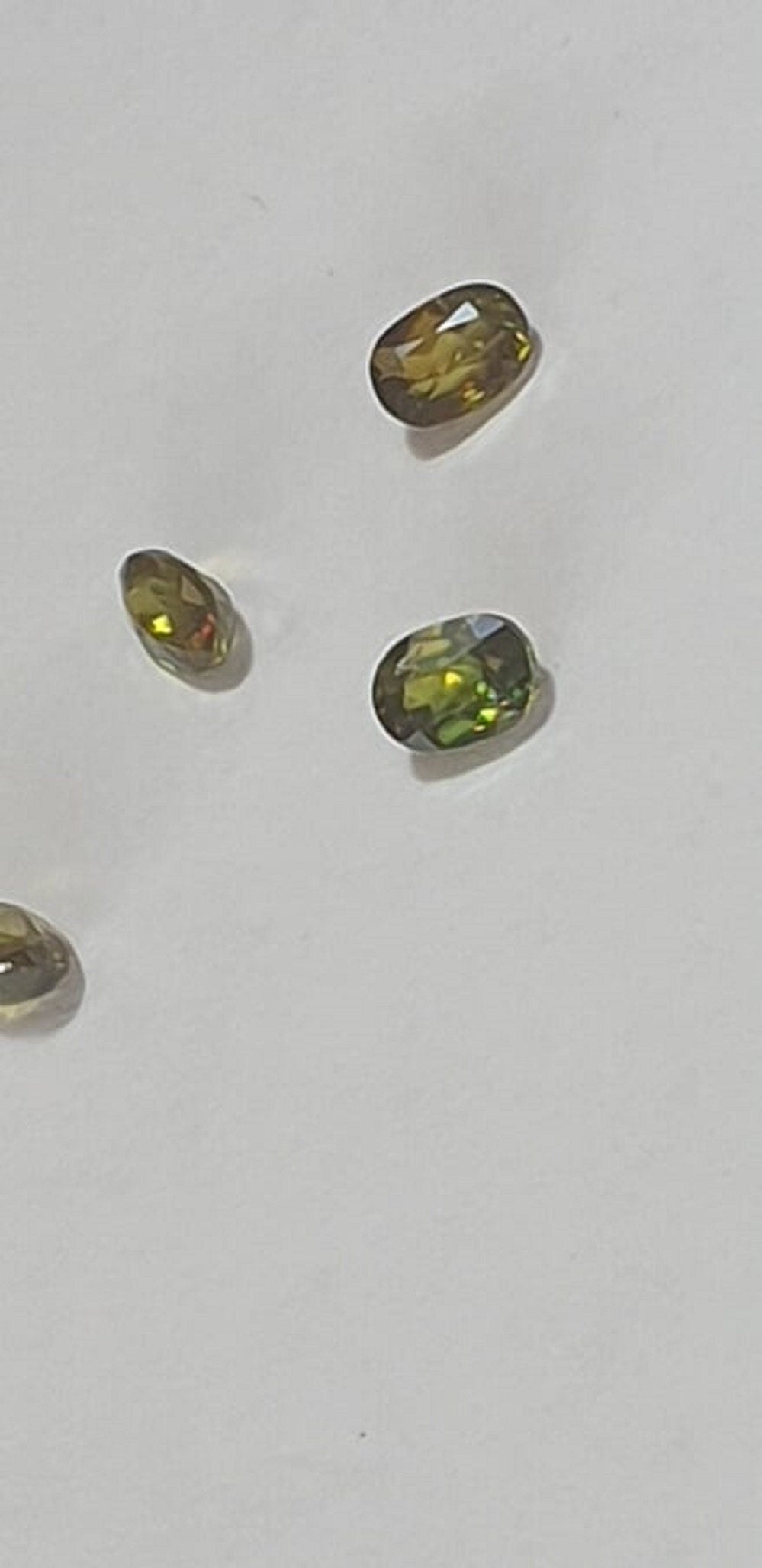 0,42 Carat sehr seltener grüner Sphen VS - SI Qualitat aus Sri Lanka Ovalschliff