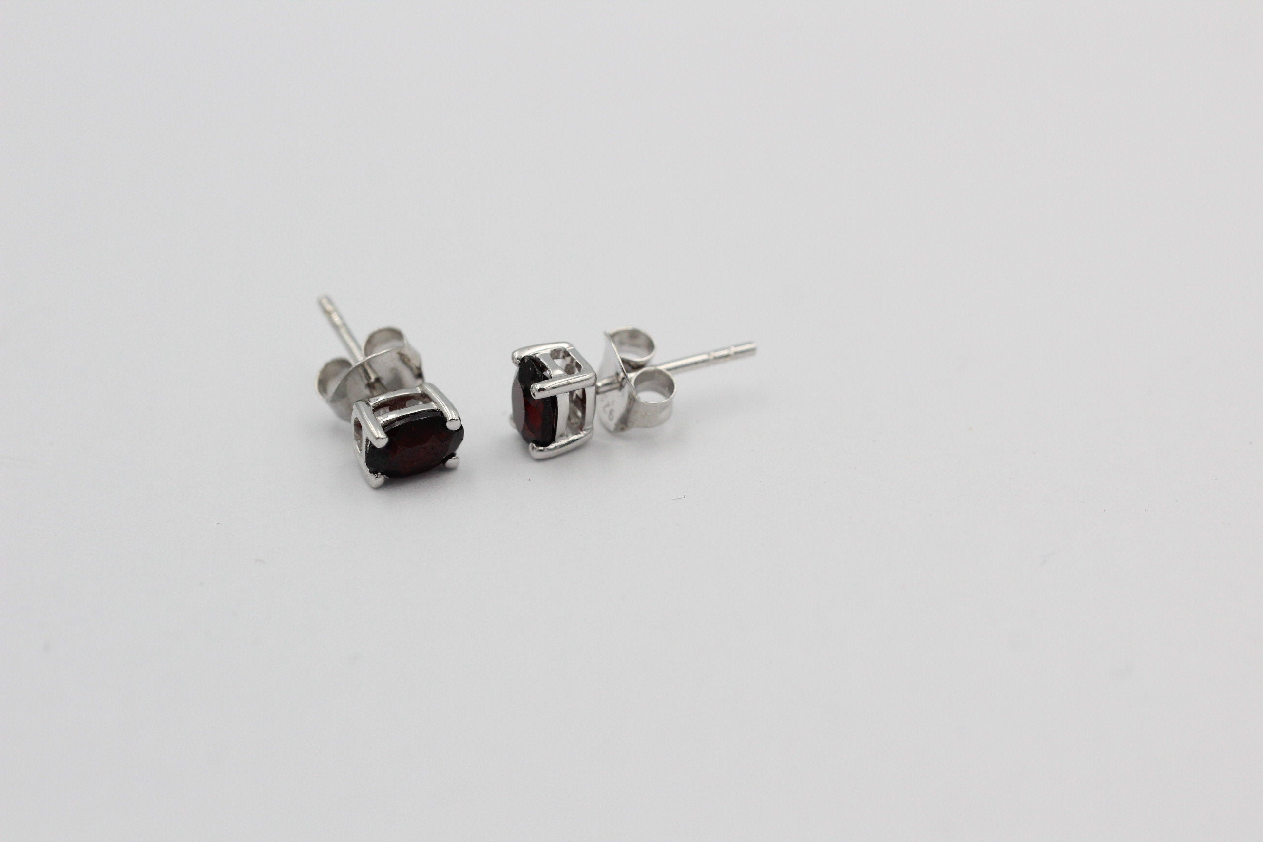 Edle 1,0 Carat Granat Ohrstecker 925 Silber Ohrring Ohrschmuck blutroter Stein