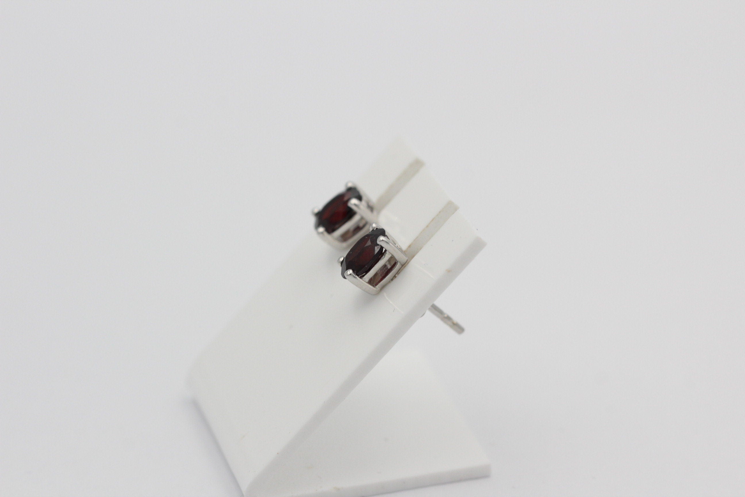 Edle 1,0 Carat Granat Ohrstecker 925 Silber Ohrring Ohrschmuck blutroter Stein