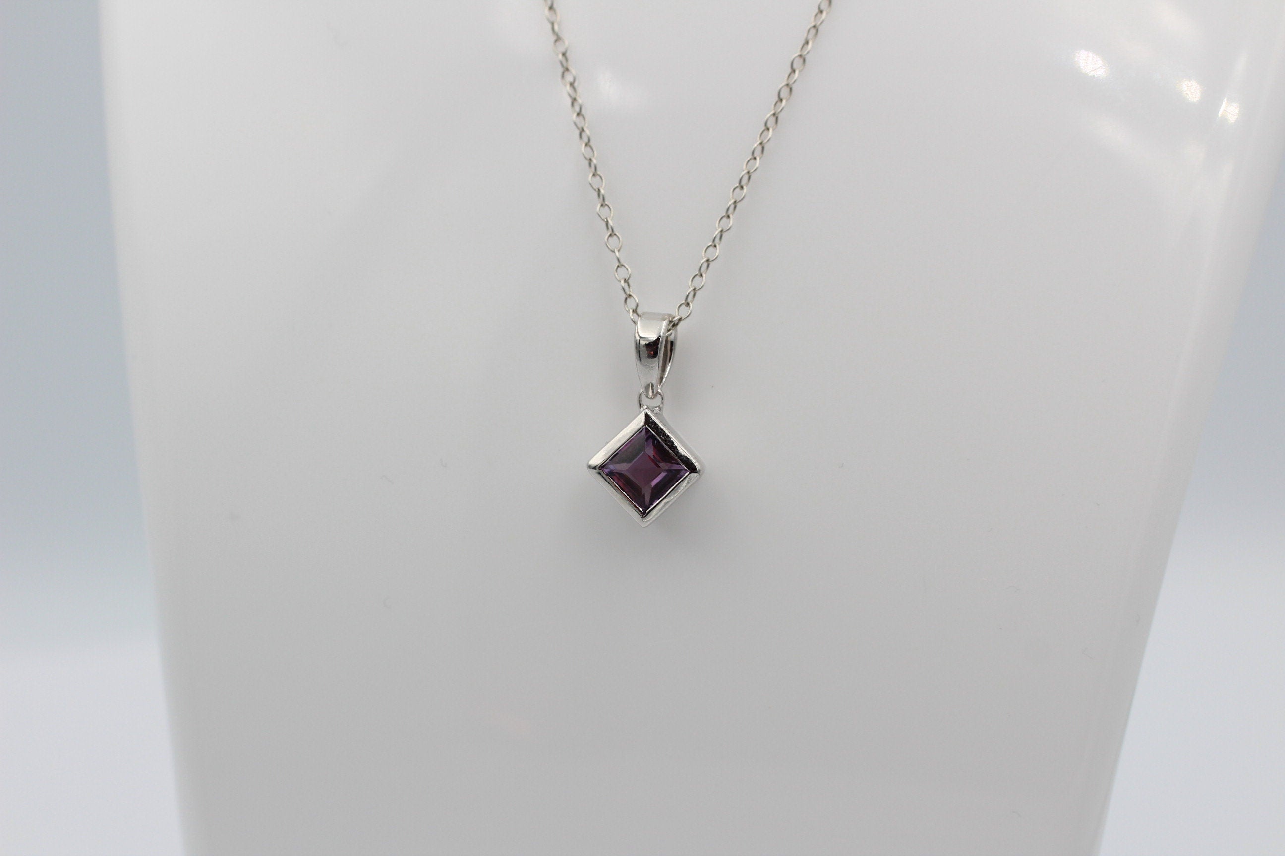 0,95 Carat Amethyst Ahänger 925 Silber Square violetter Edelstein Collier Kette