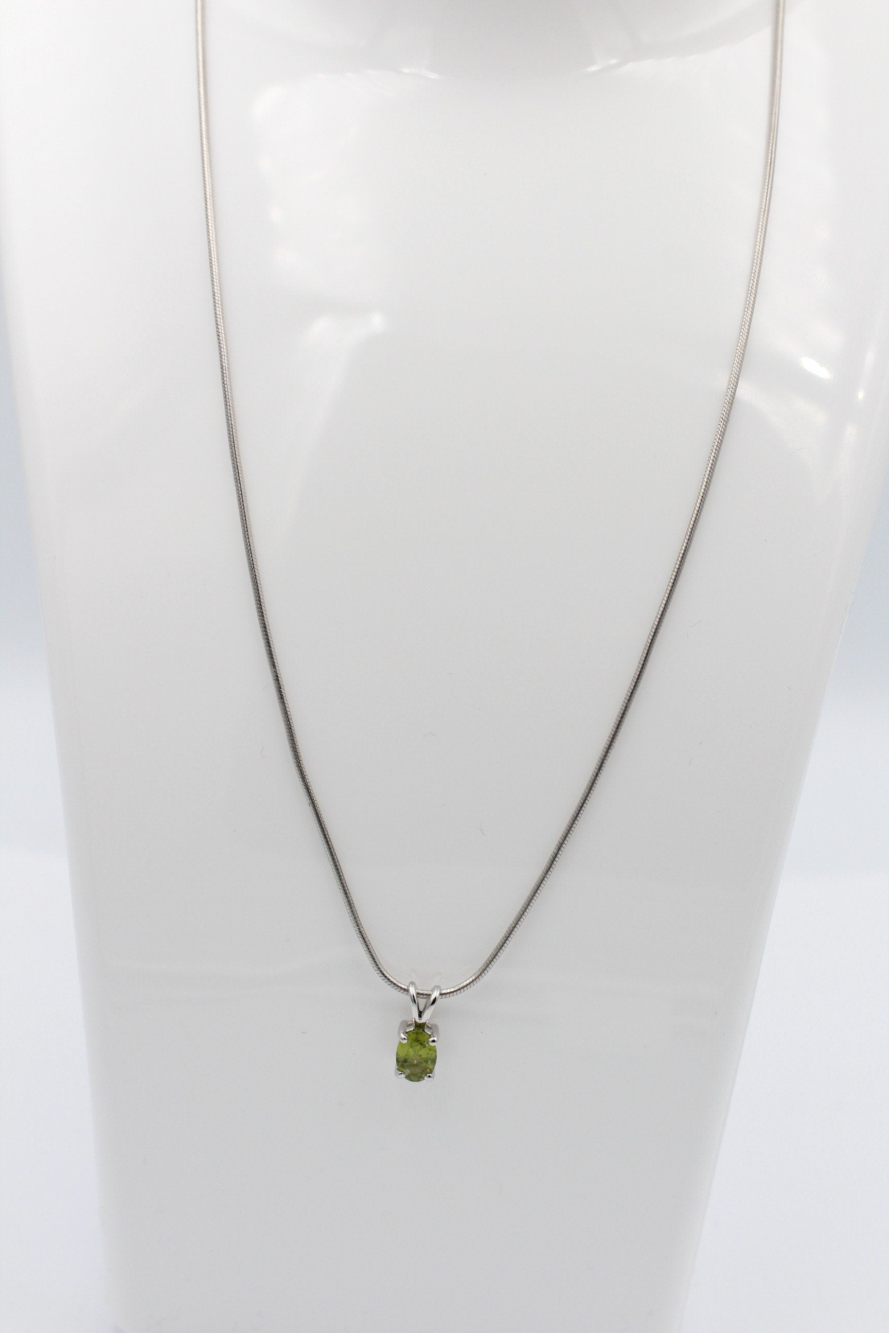 Edler 0,70 Carat Peridot Anhanger 925 Silber Collier Kette Olivin Schmuck