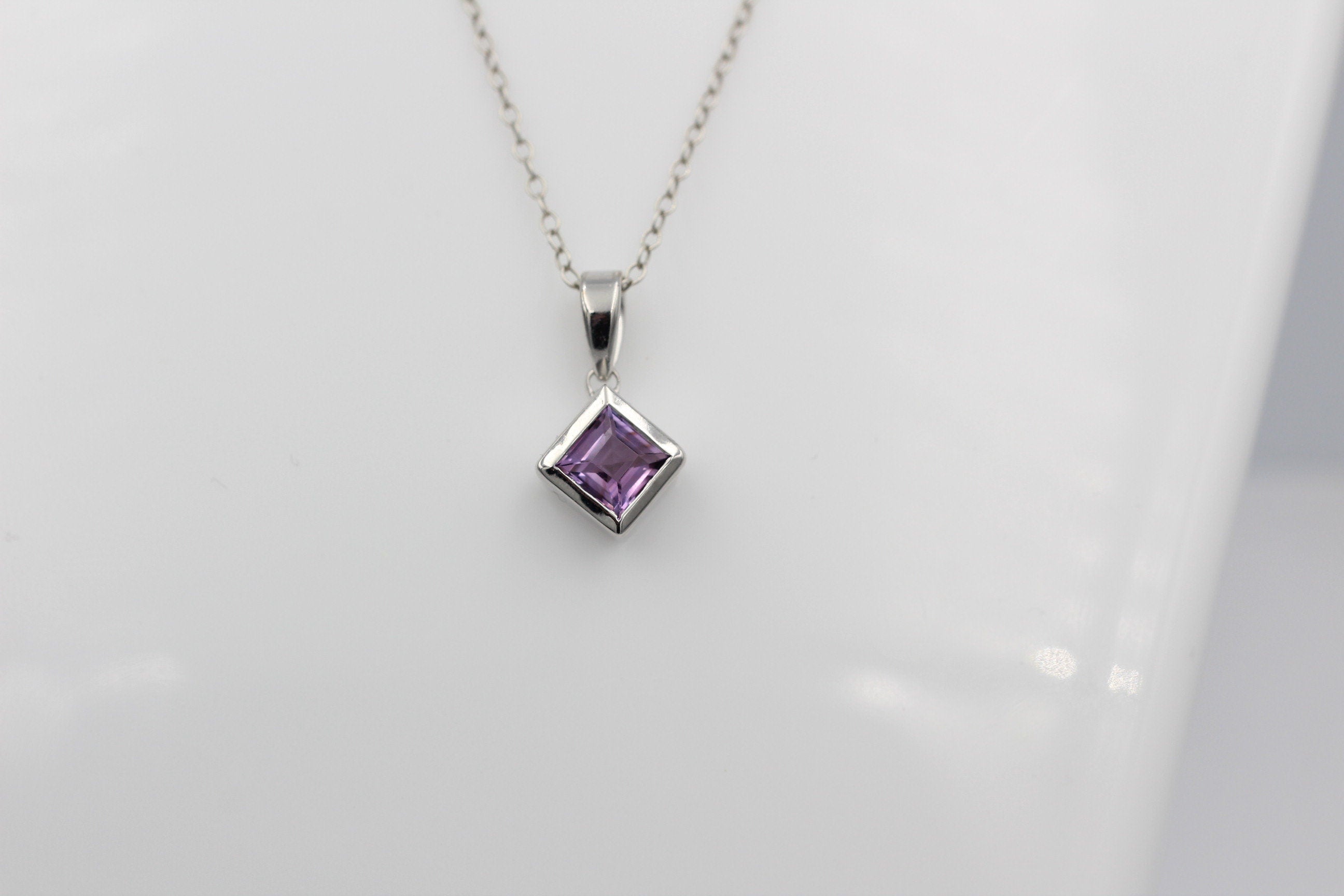 0,95 Carat Amethyst Ahänger 925 Silber Square violetter Edelstein Collier Kette