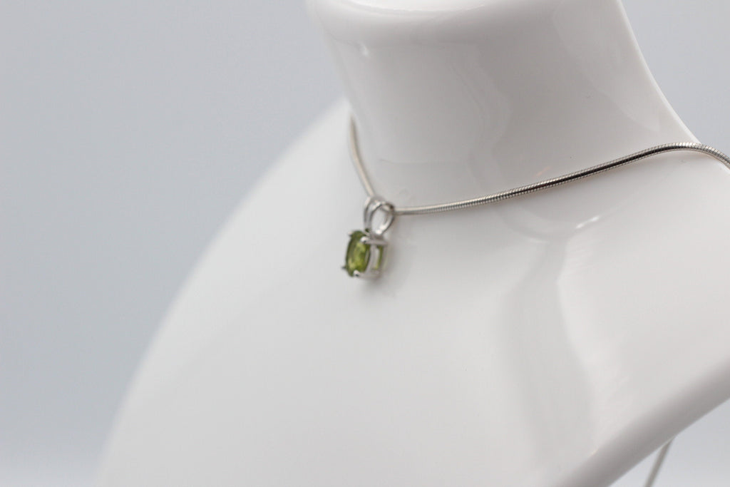 Edler 0,70 Carat Peridot Anhanger 925 Silber Collier Kette Olivin Schmuck