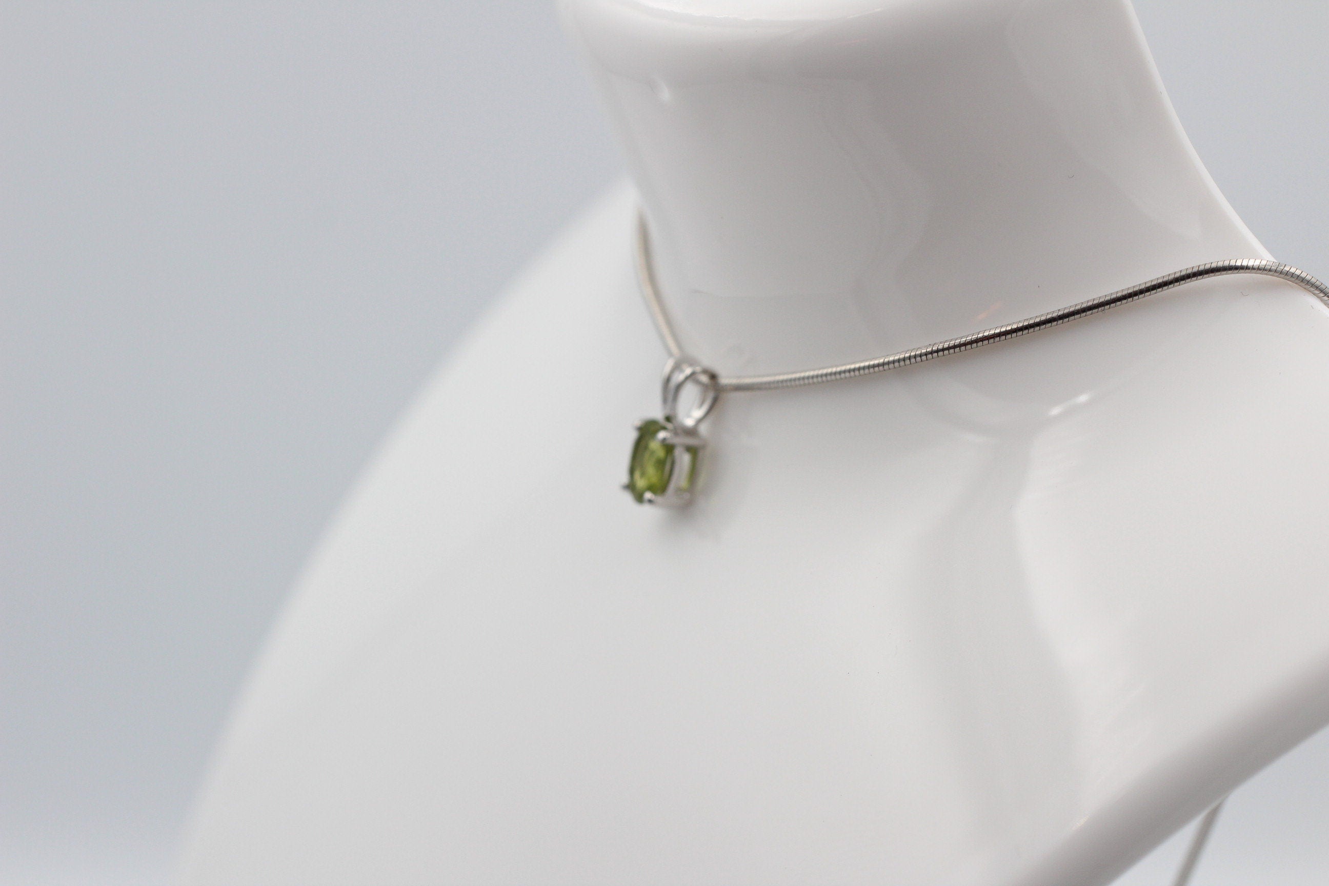 Edler 0,70 Carat Peridot Anhanger 925 Silber Collier Kette Olivin Schmuck