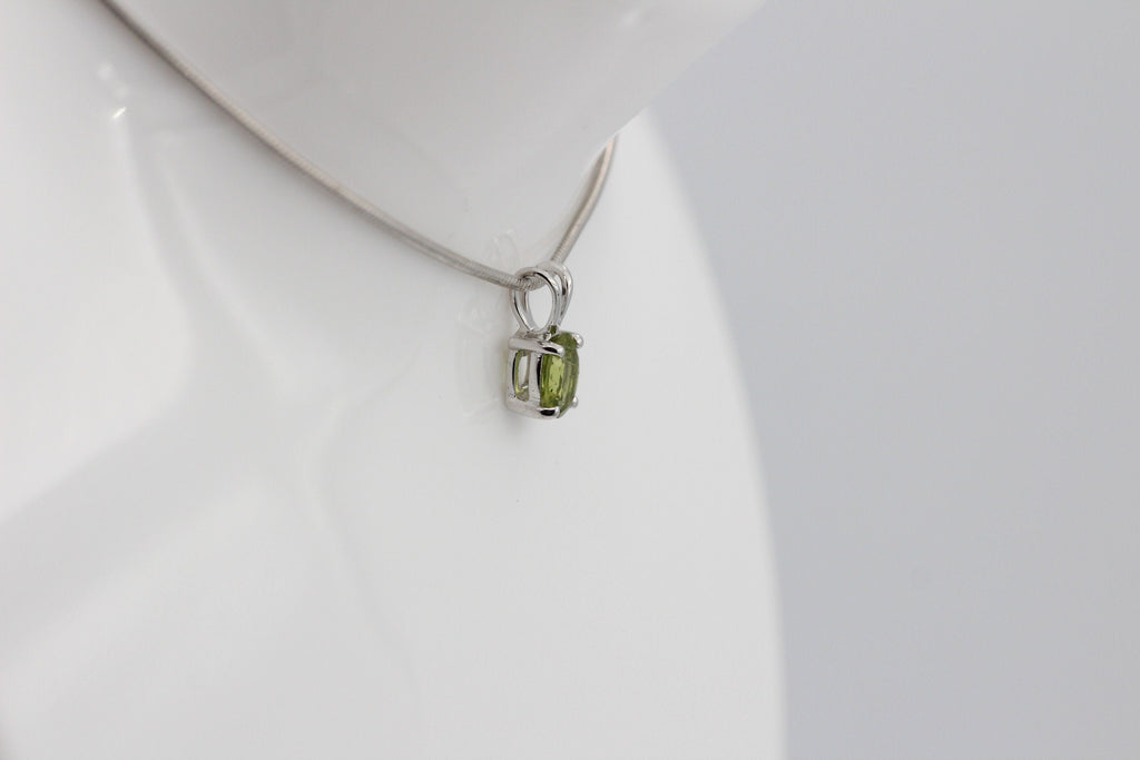 Edler 0,70 Carat Peridot Anhanger 925 Silber Collier Kette Olivin Schmuck