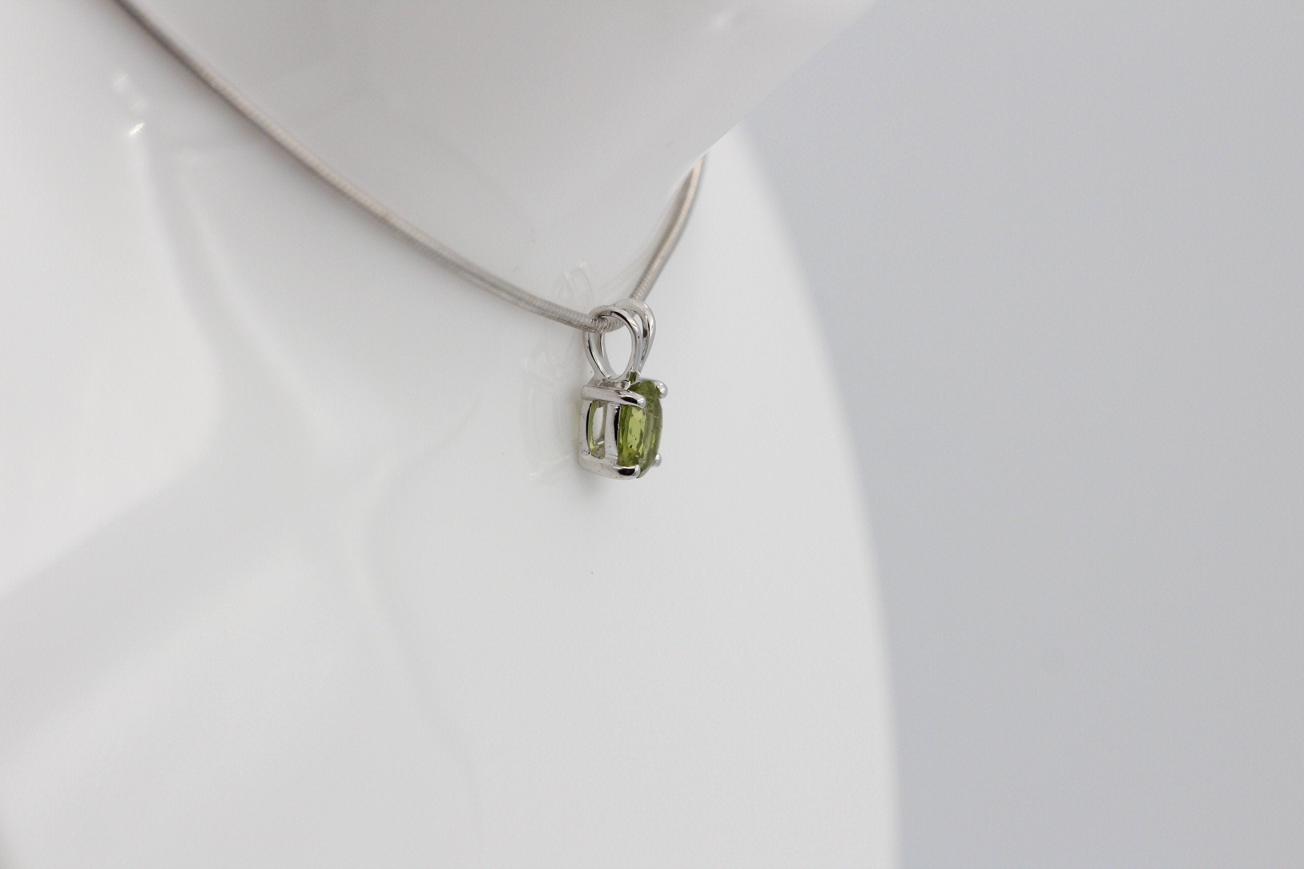 Edler 0,70 Carat Peridot Anhanger 925 Silber Collier Kette Olivin Schmuck