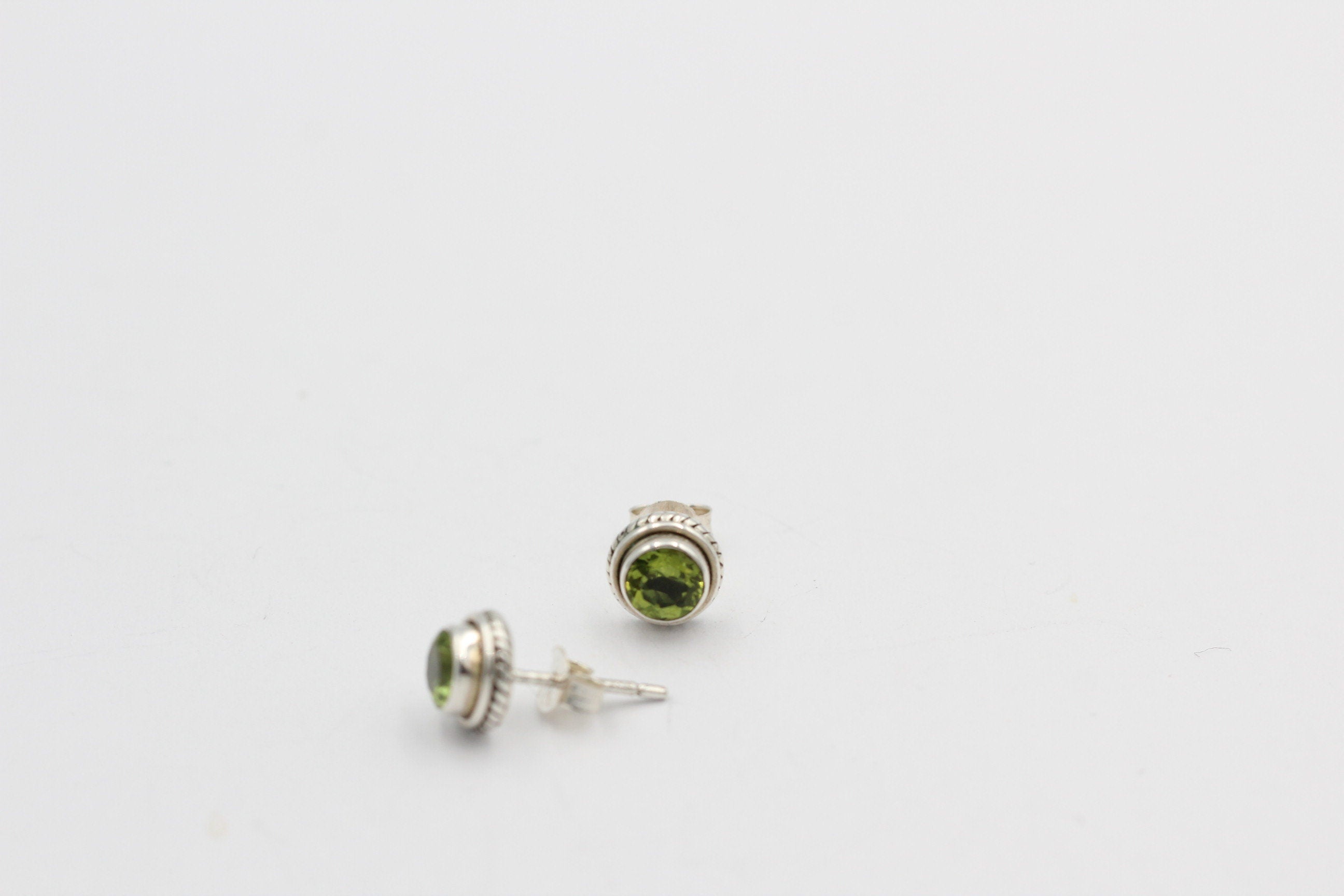 Edler 1,5  Carat Peridot Ohrstecker 925 Silber Olivin Ohrschmuck Edelstein
