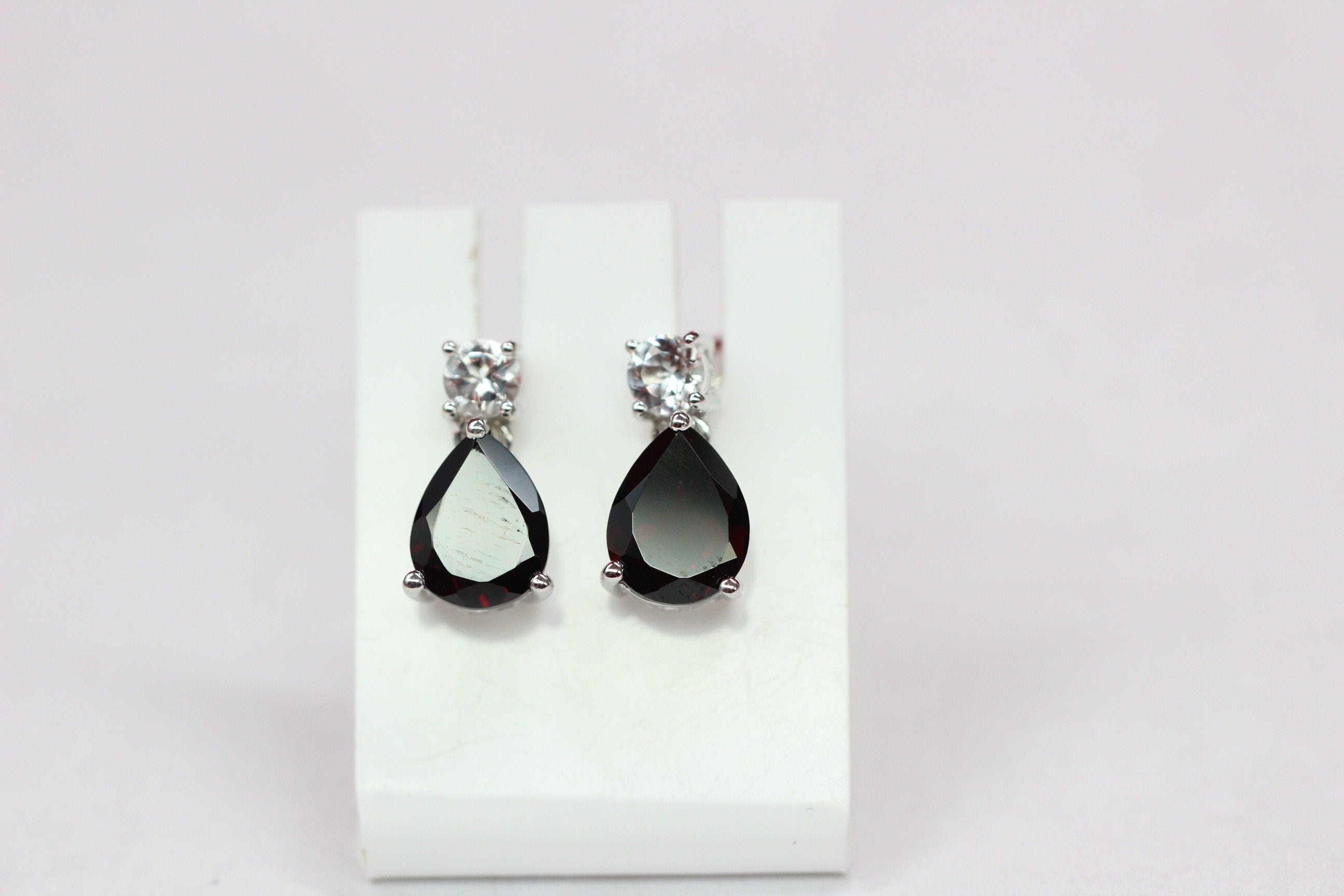 Edler 3,65 Carat Granat weisstopas Ohrstecker 925 Silber blutroter Edesltein weisstopas