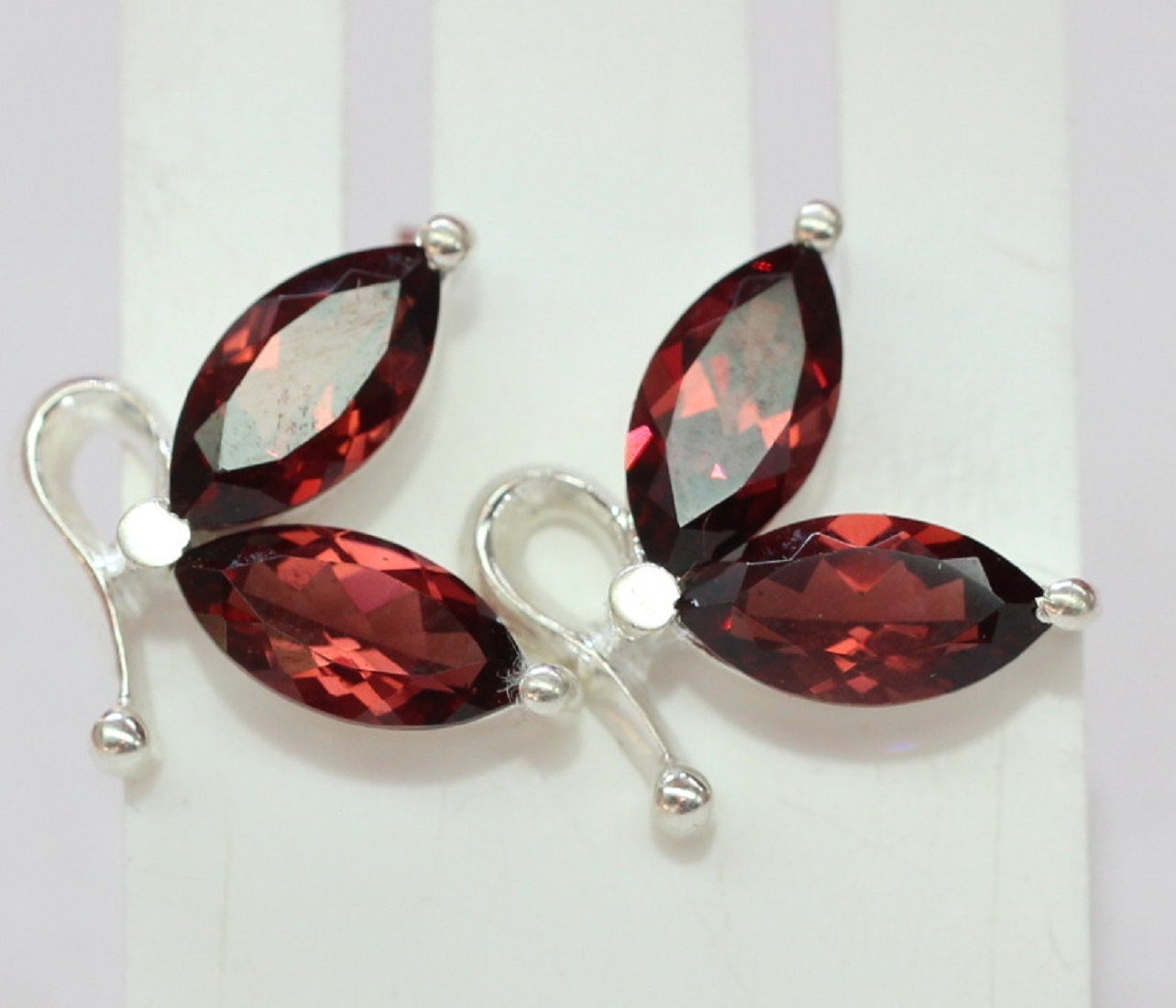 3,77 Carat Designer Granat  925 Silber Design Pur blutroter Edelstein